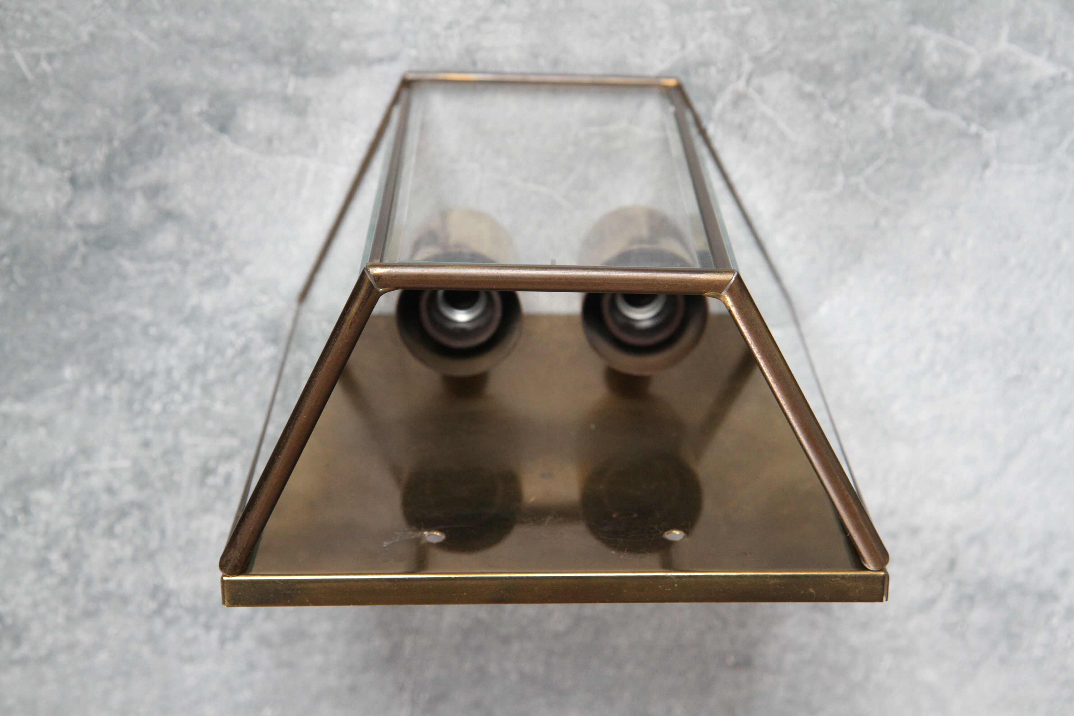 Wall sconce in brass and glass