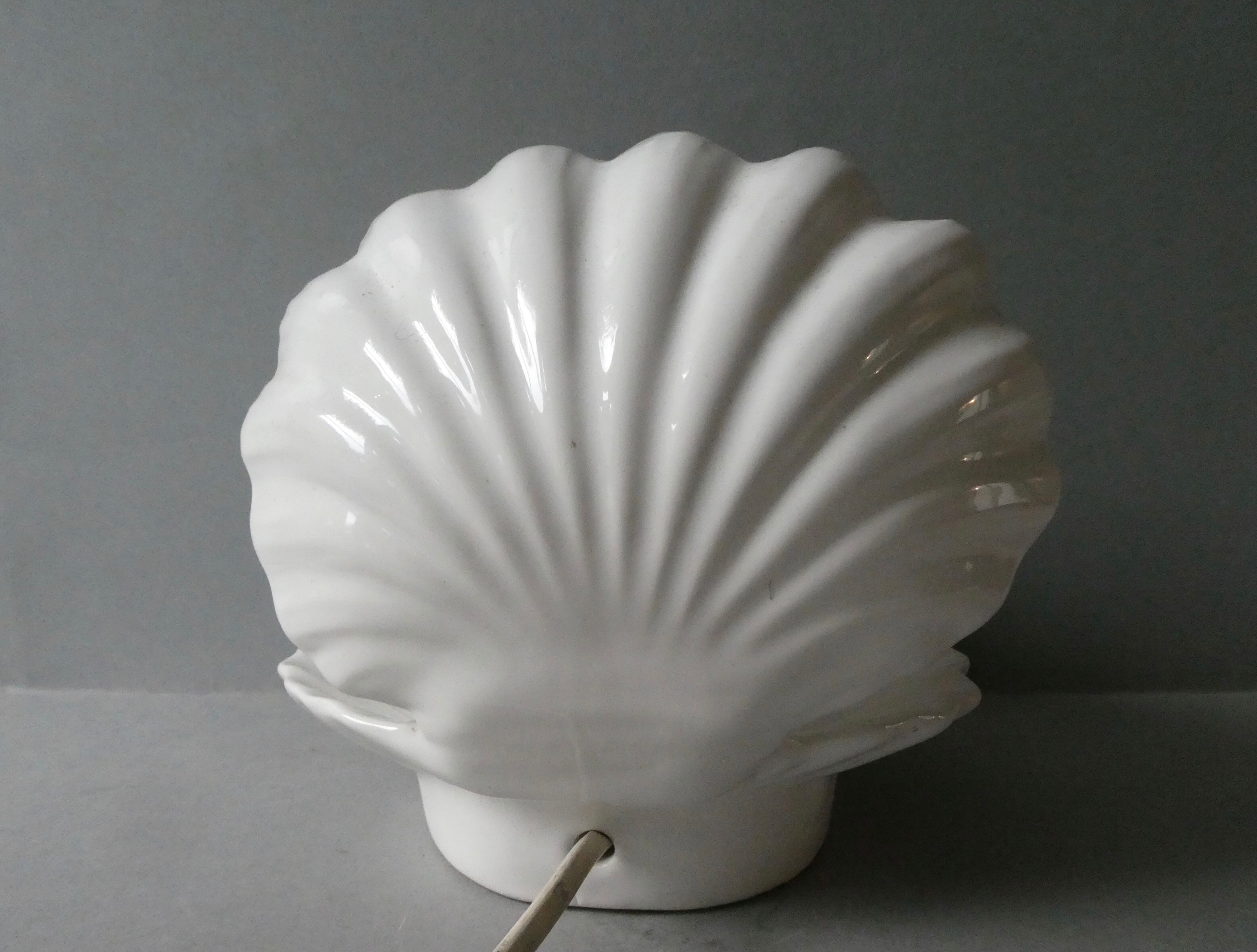 Shell lamp in white ceramic and opaline, 80s