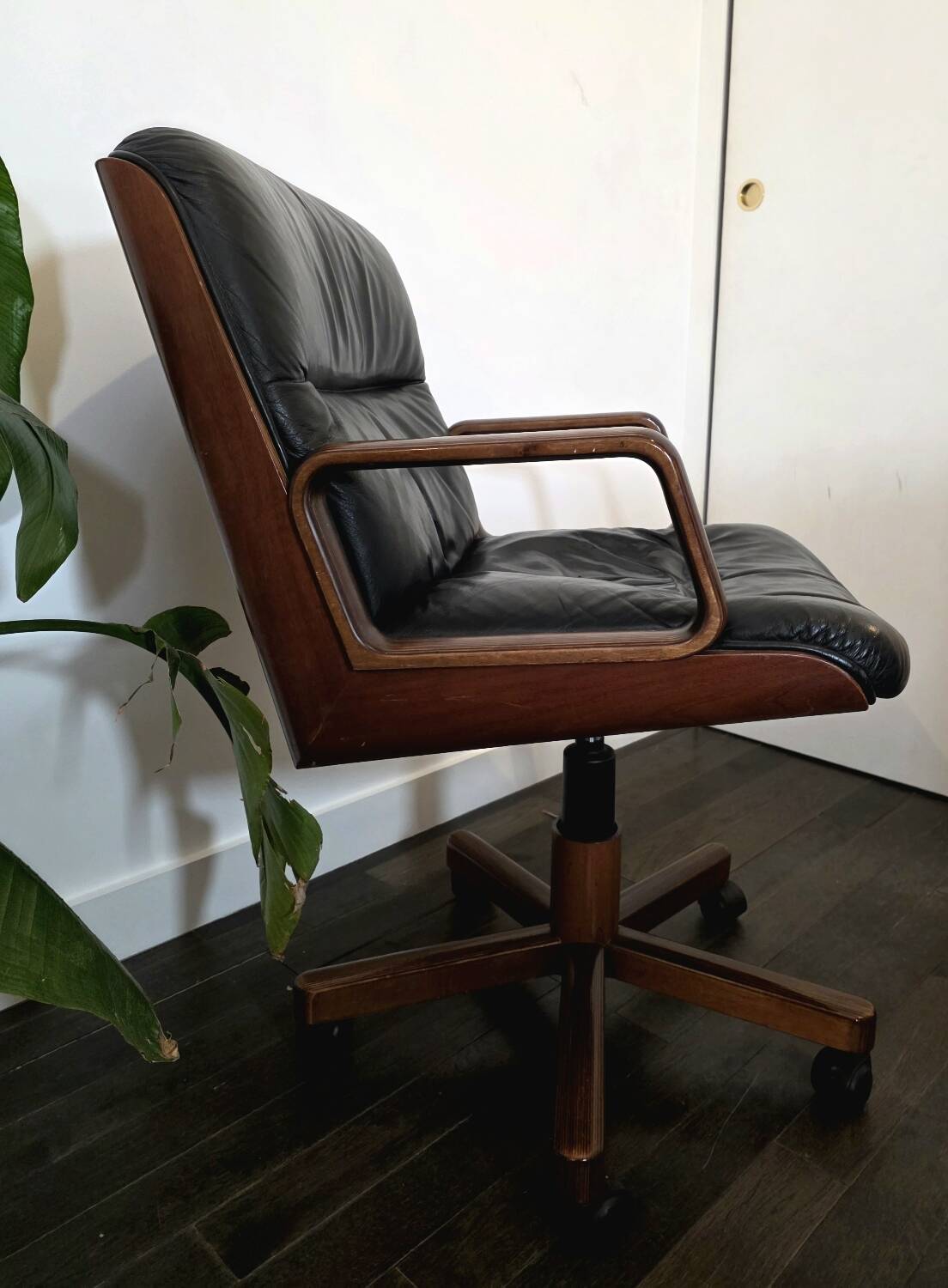 Kiruna executive chair by Luigi Vaghi (1975) – Black leather and tec