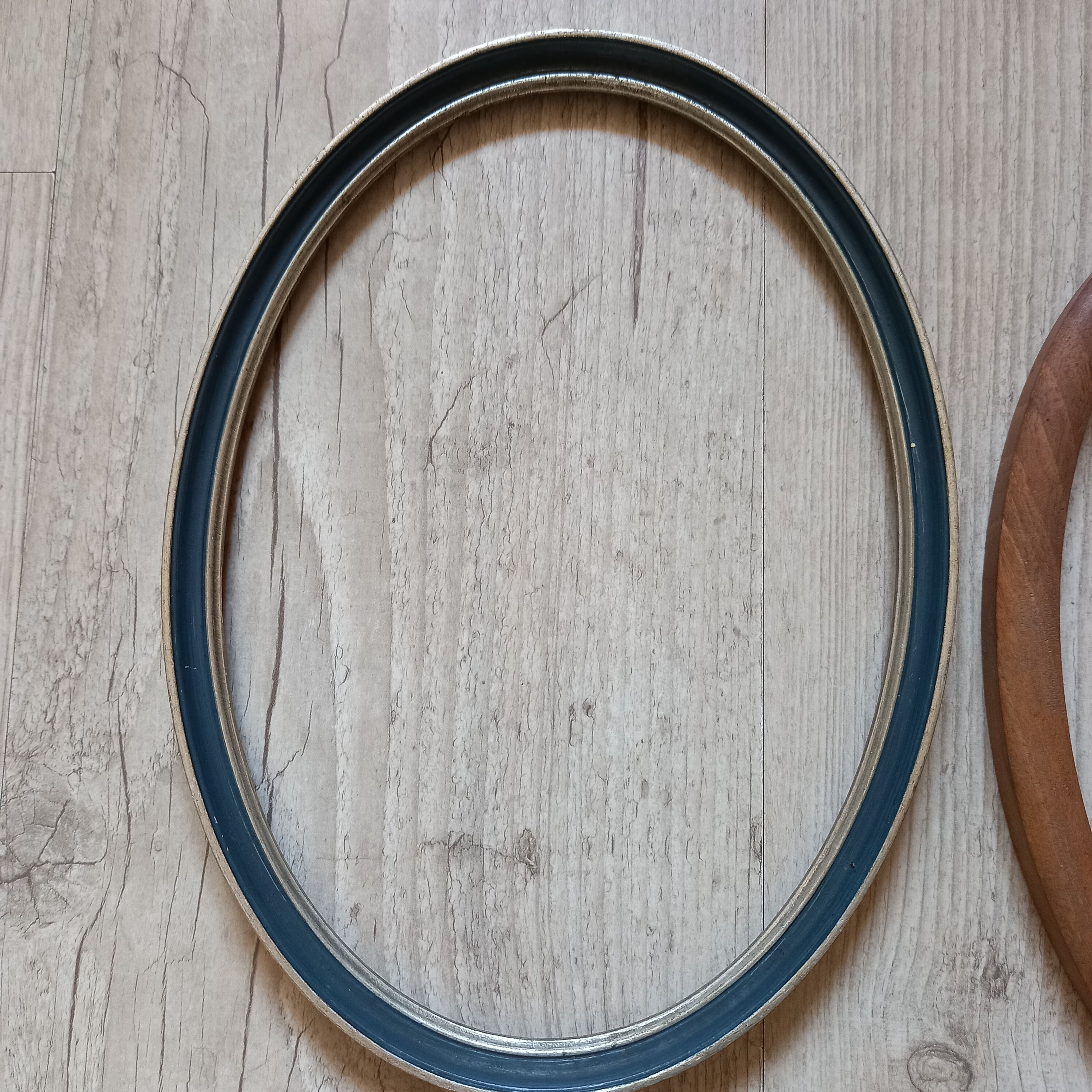 Set of 4 oval frames