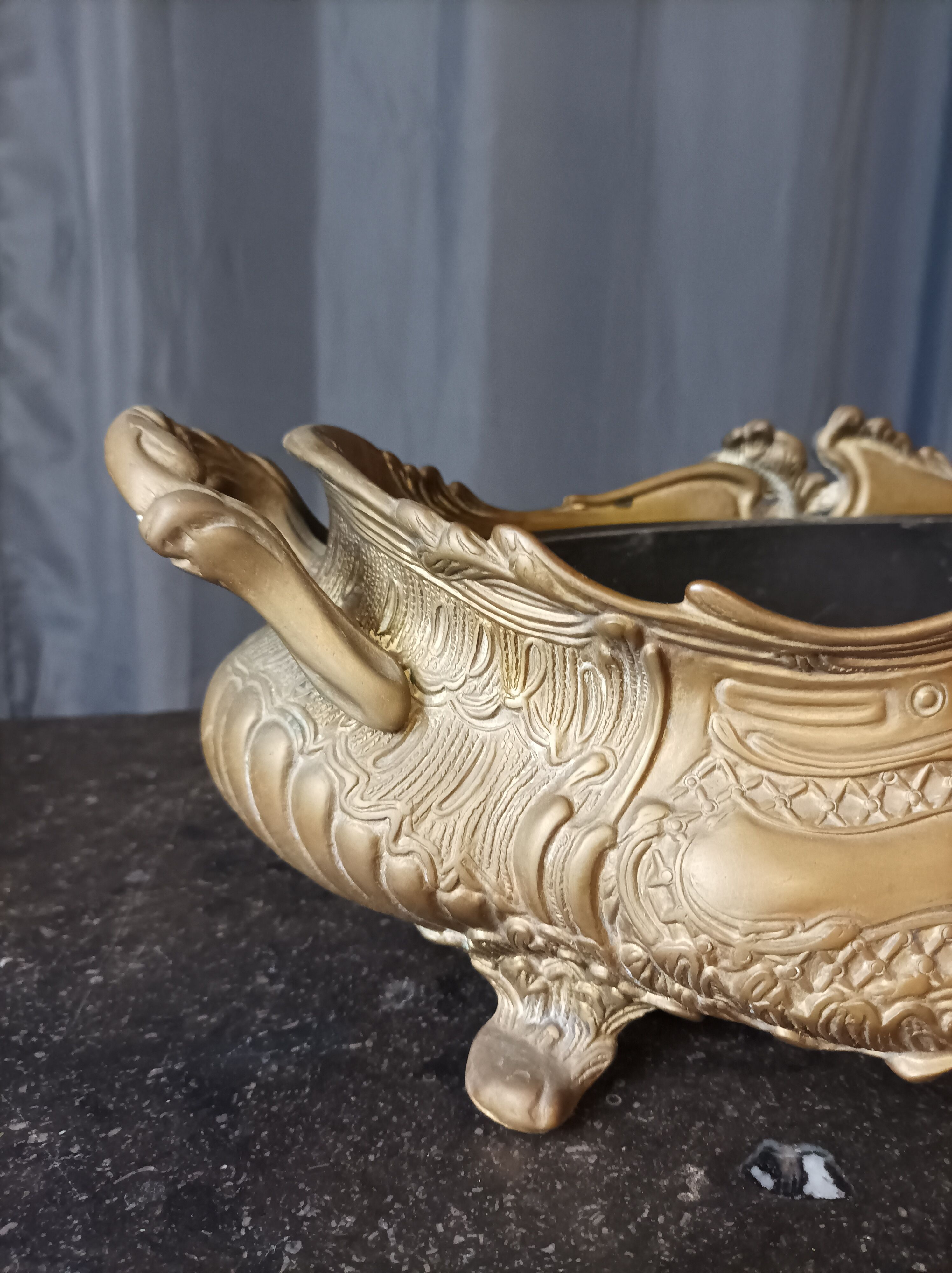 Planter in bronze rockery style