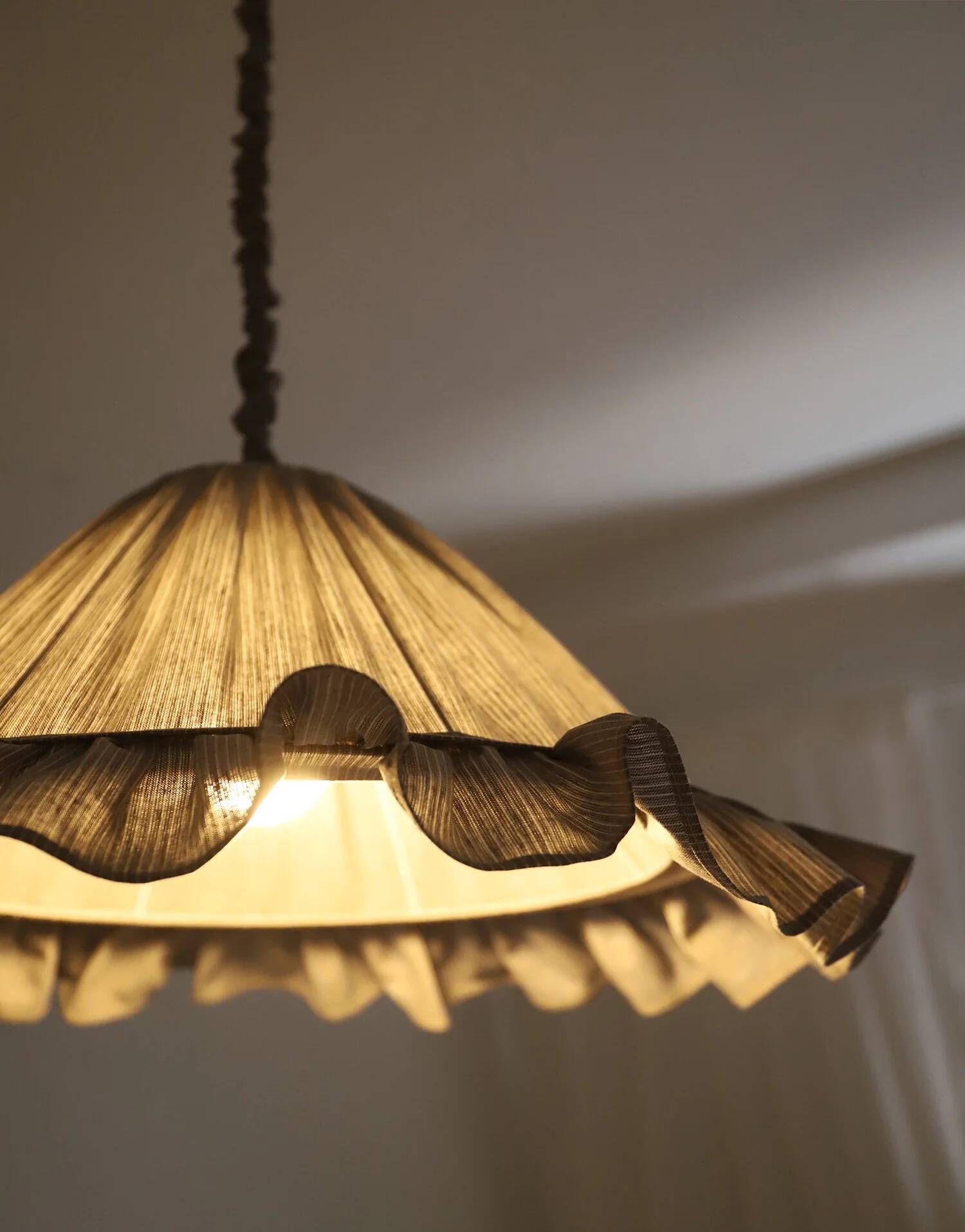 Suspension Emilia, pleated lampshade with frills, grey stripes.