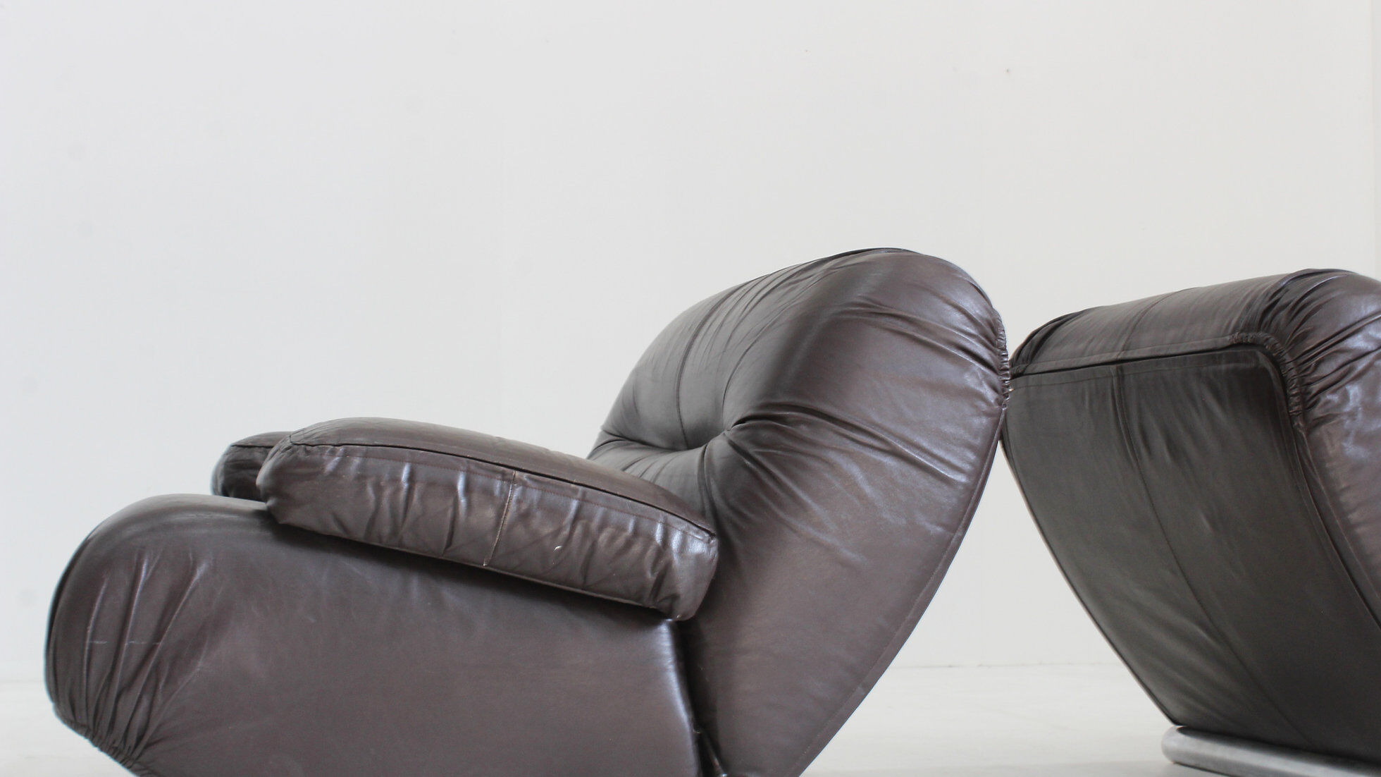 Giuseppe Munari lounge chairs brown leather 1970s, Italy, set of 2