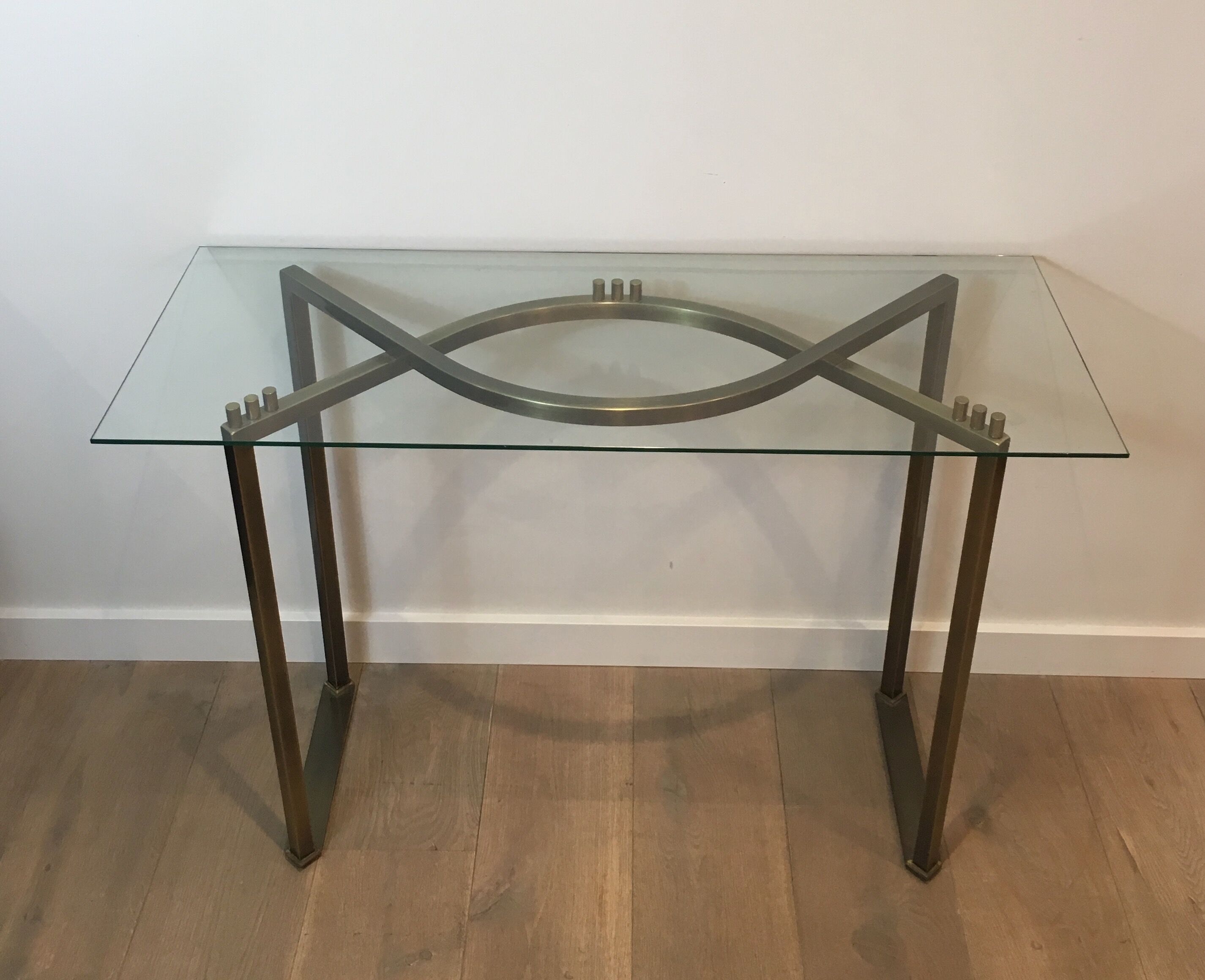 Console in brushed steel and brass and tray formed of a glass slab. French work. Around 1970