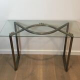Console en acier brossé et laiton et plateau formé d'une dalle de verre. Travail français. Vers 1970