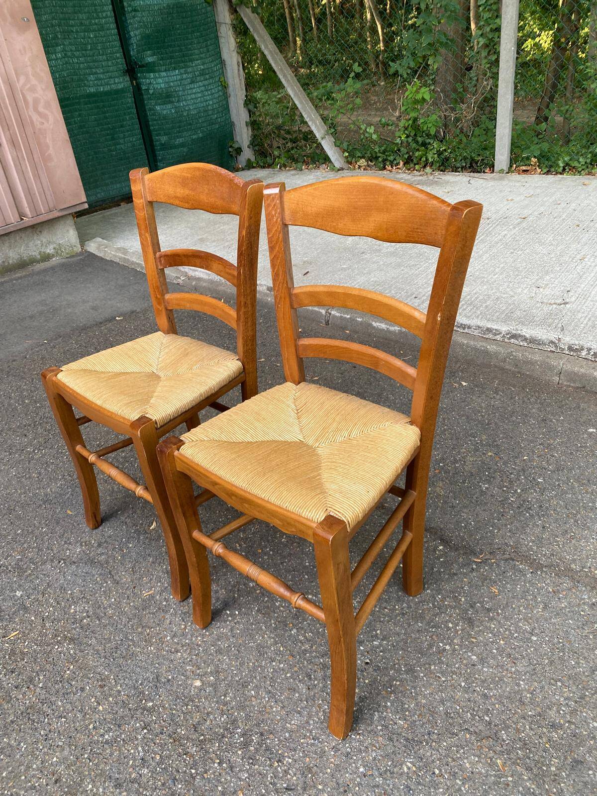 2 wooden dining chairs with rush seats from the 1970s.