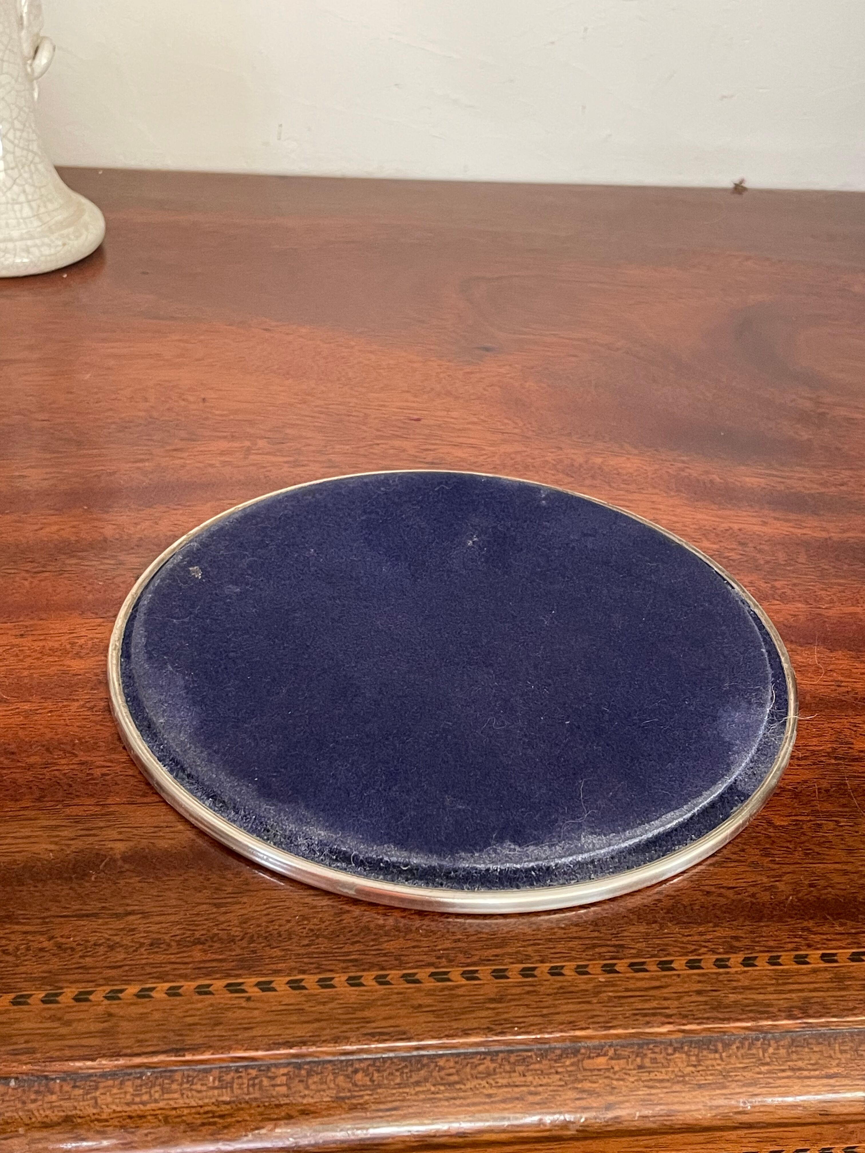 Silvered metal table mat