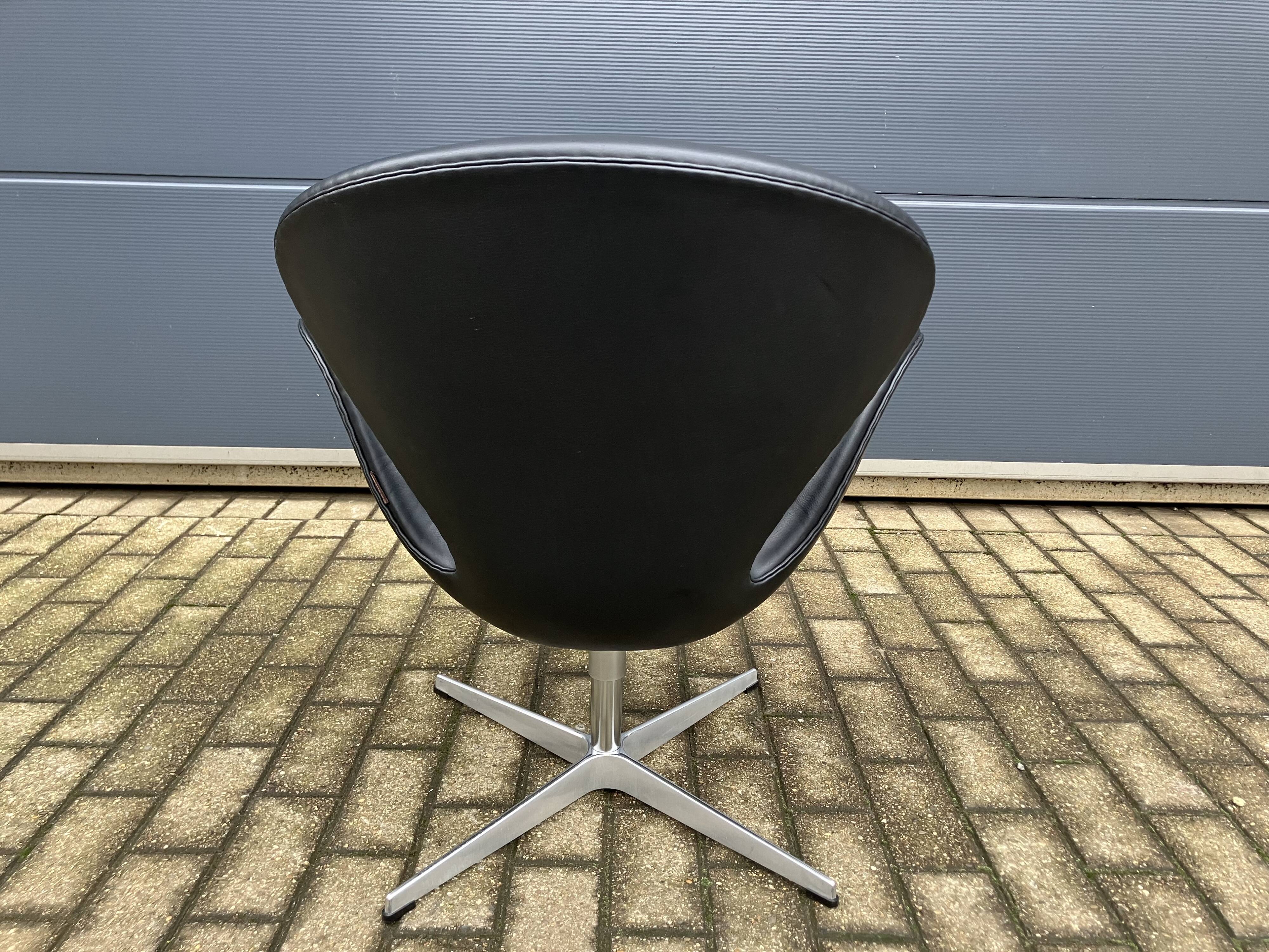 Original black leather Fritz Hansen Swan chair Topstaat!