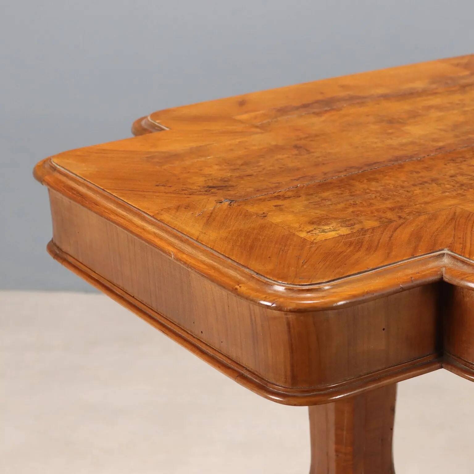 Small antique Umbertino table in walnut, Italy, 19th century.