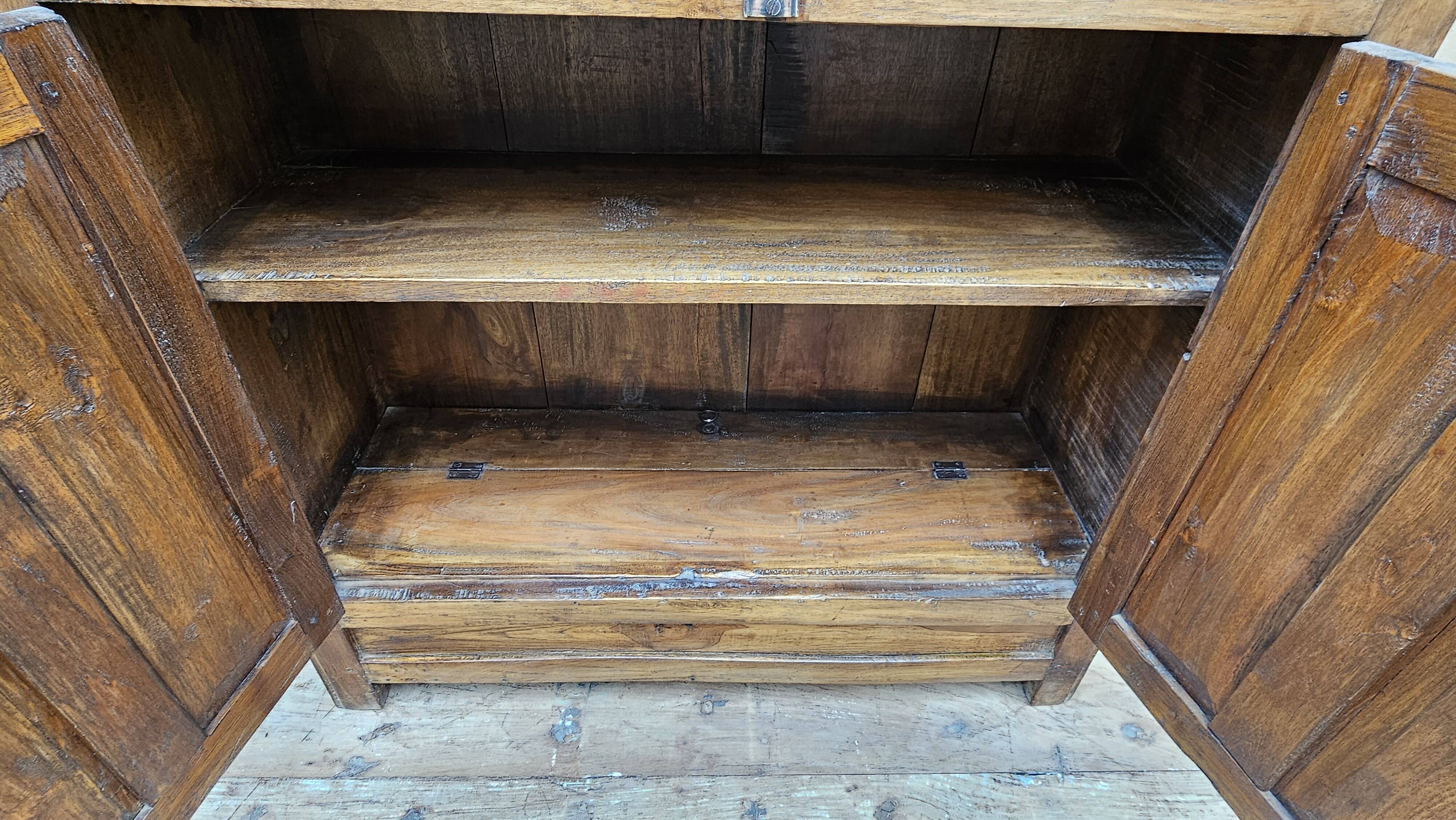 Ancien vaisselier en teck birman