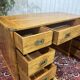 Bureau plat de style marine en acajou blond