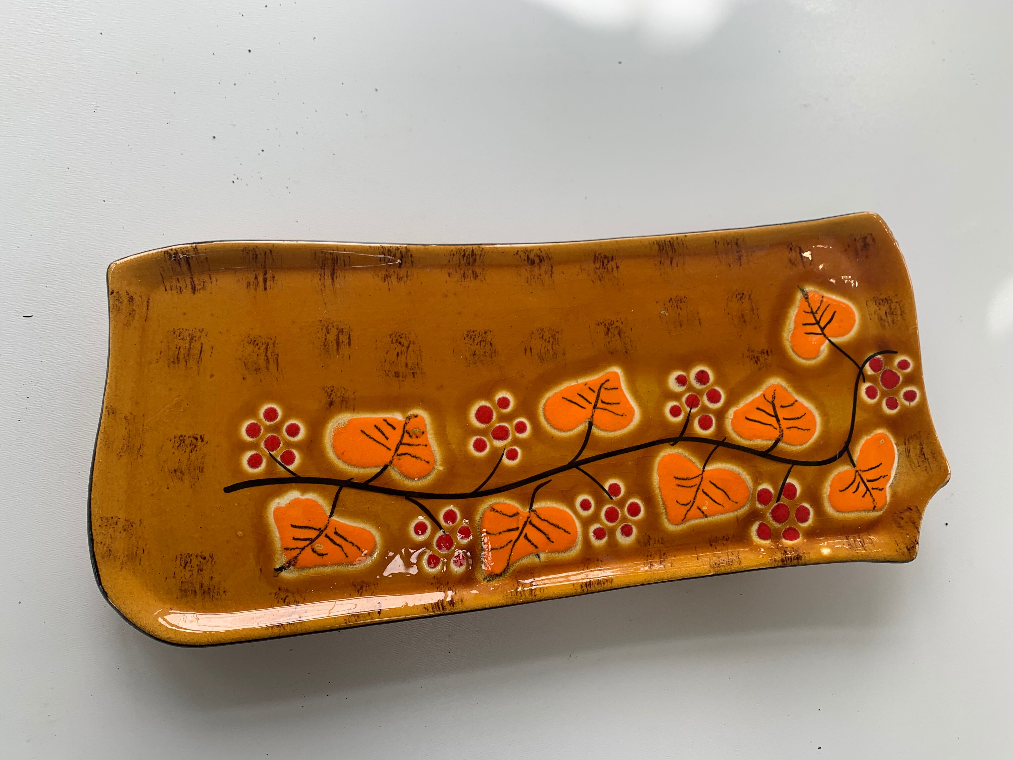 Cake dish in ochre glazed ceramic and vintage orange foliage