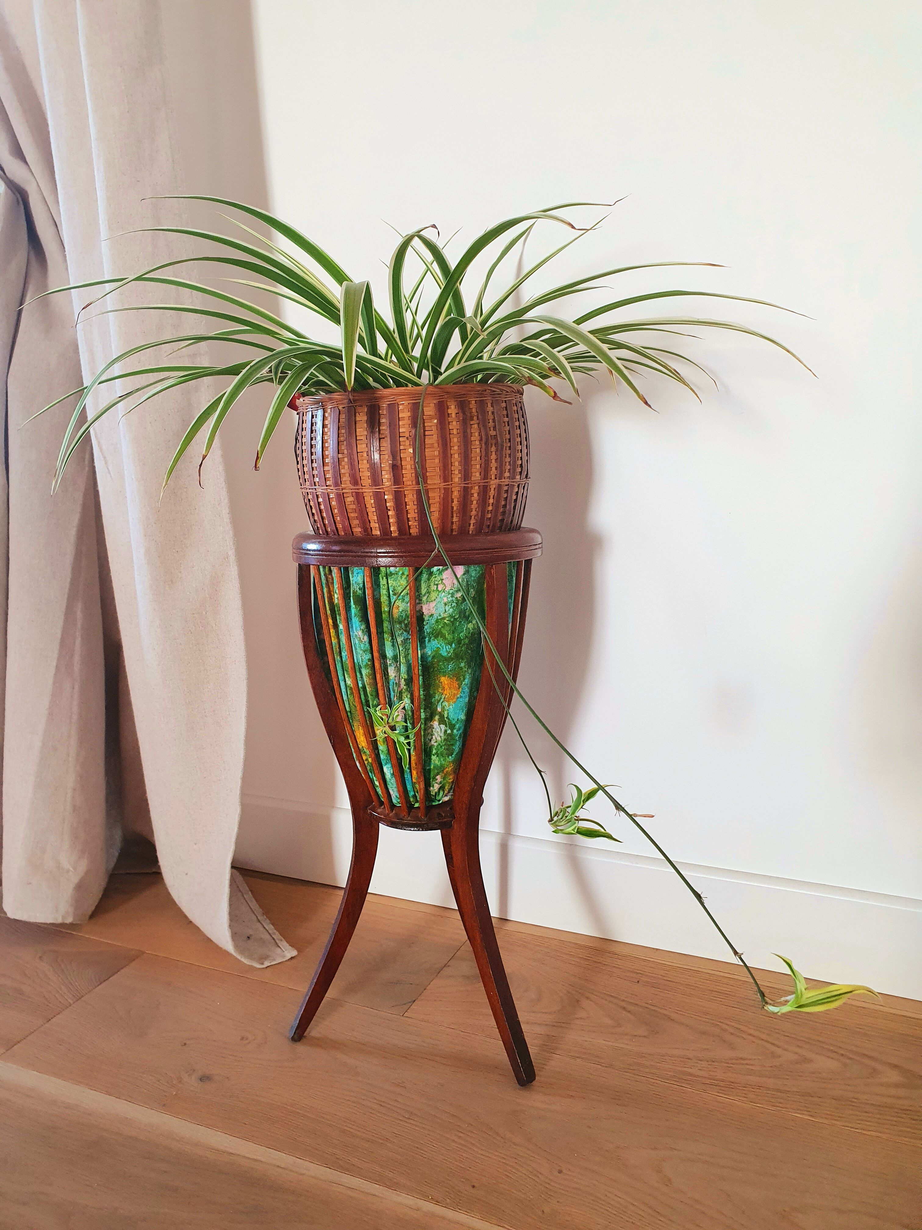 Tripod worker made of wood and original fabric