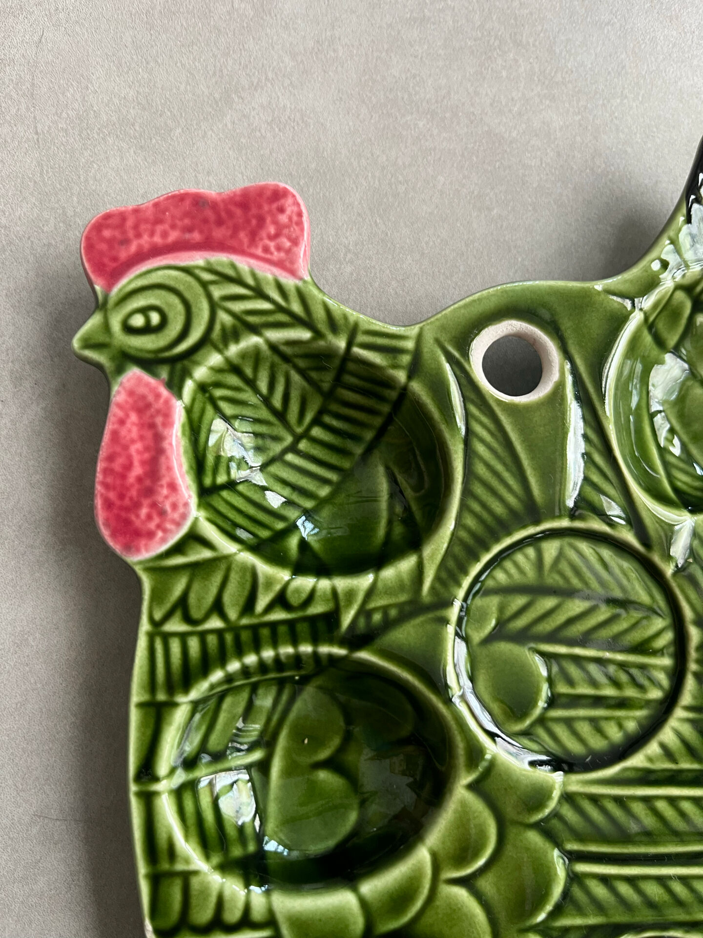 Egg dish barbotine rooster