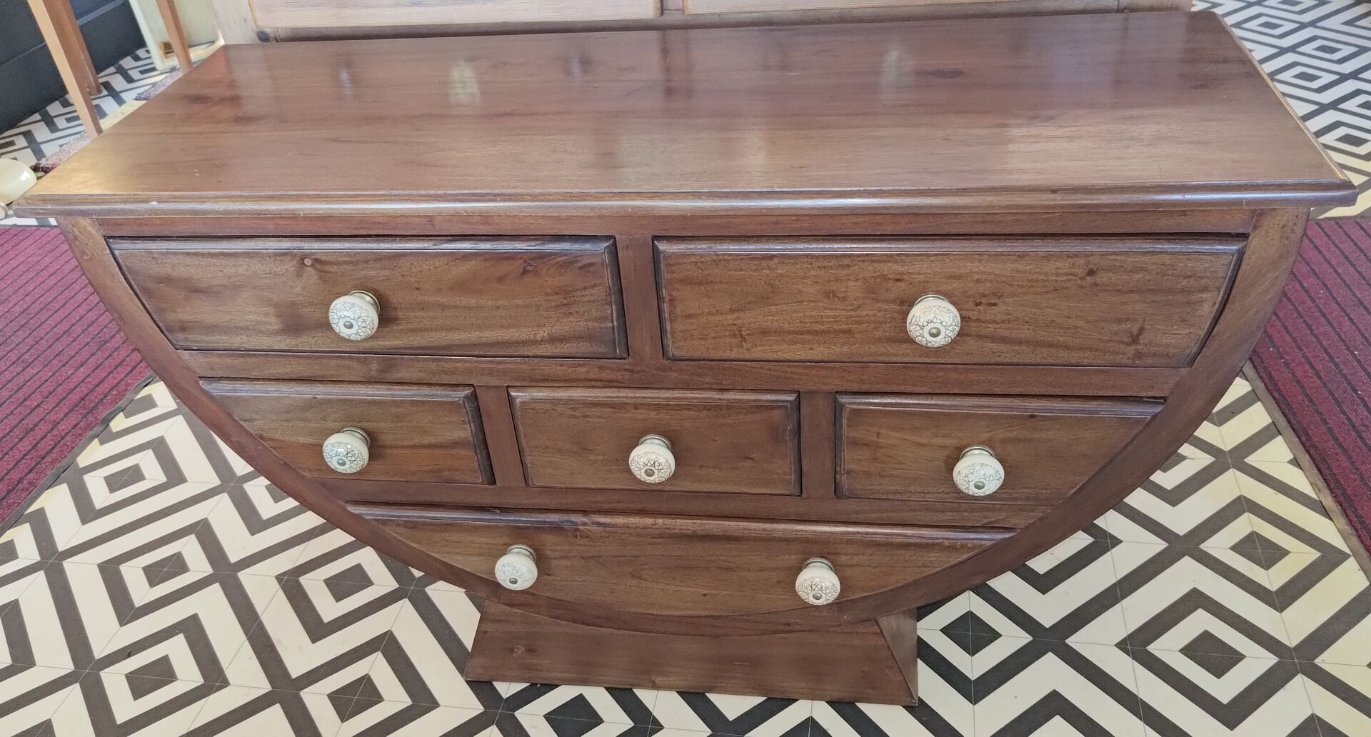 Half-moon commode