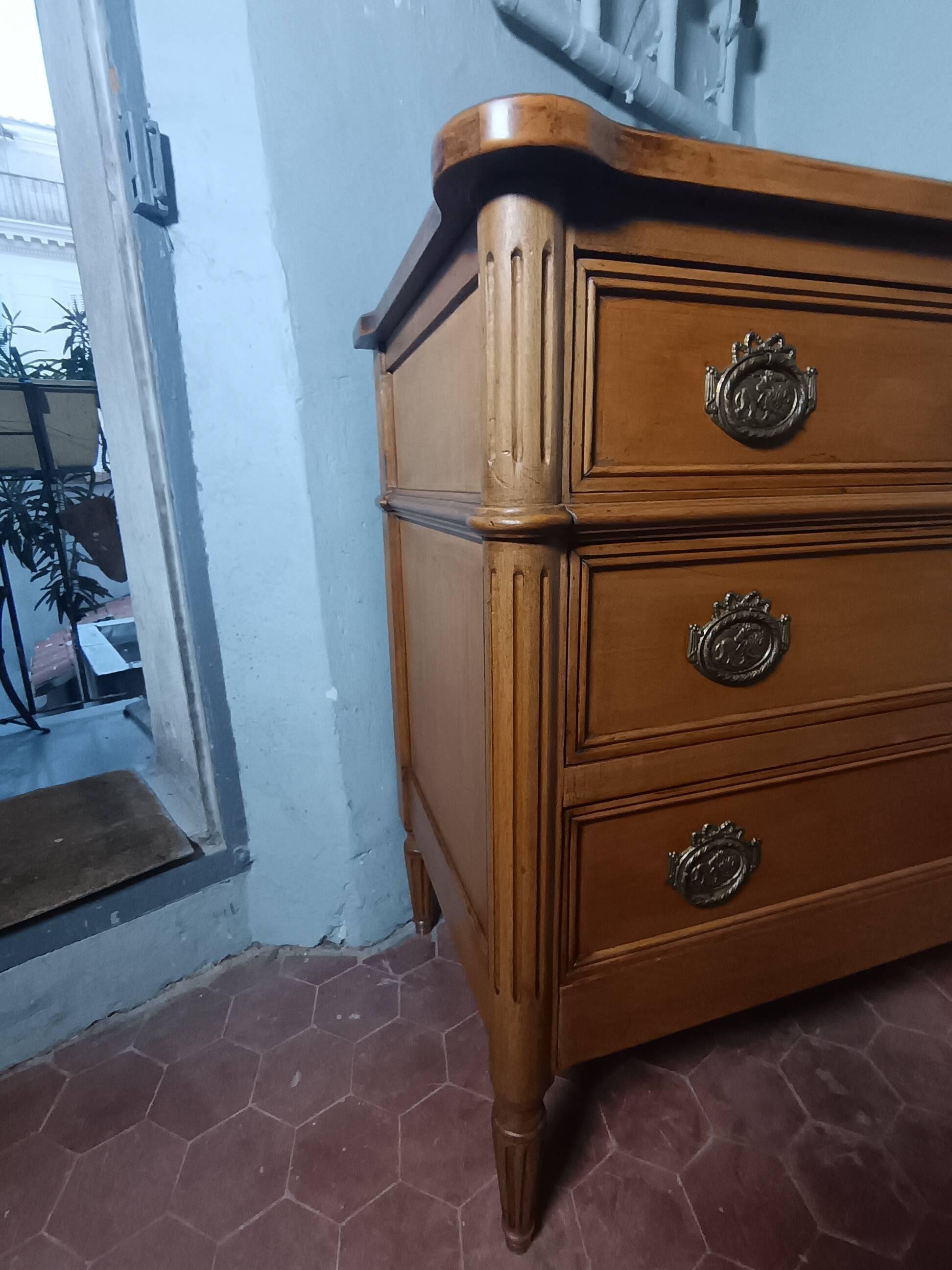 Commode de style Louis XVI ouvrant à trois tiroirs.