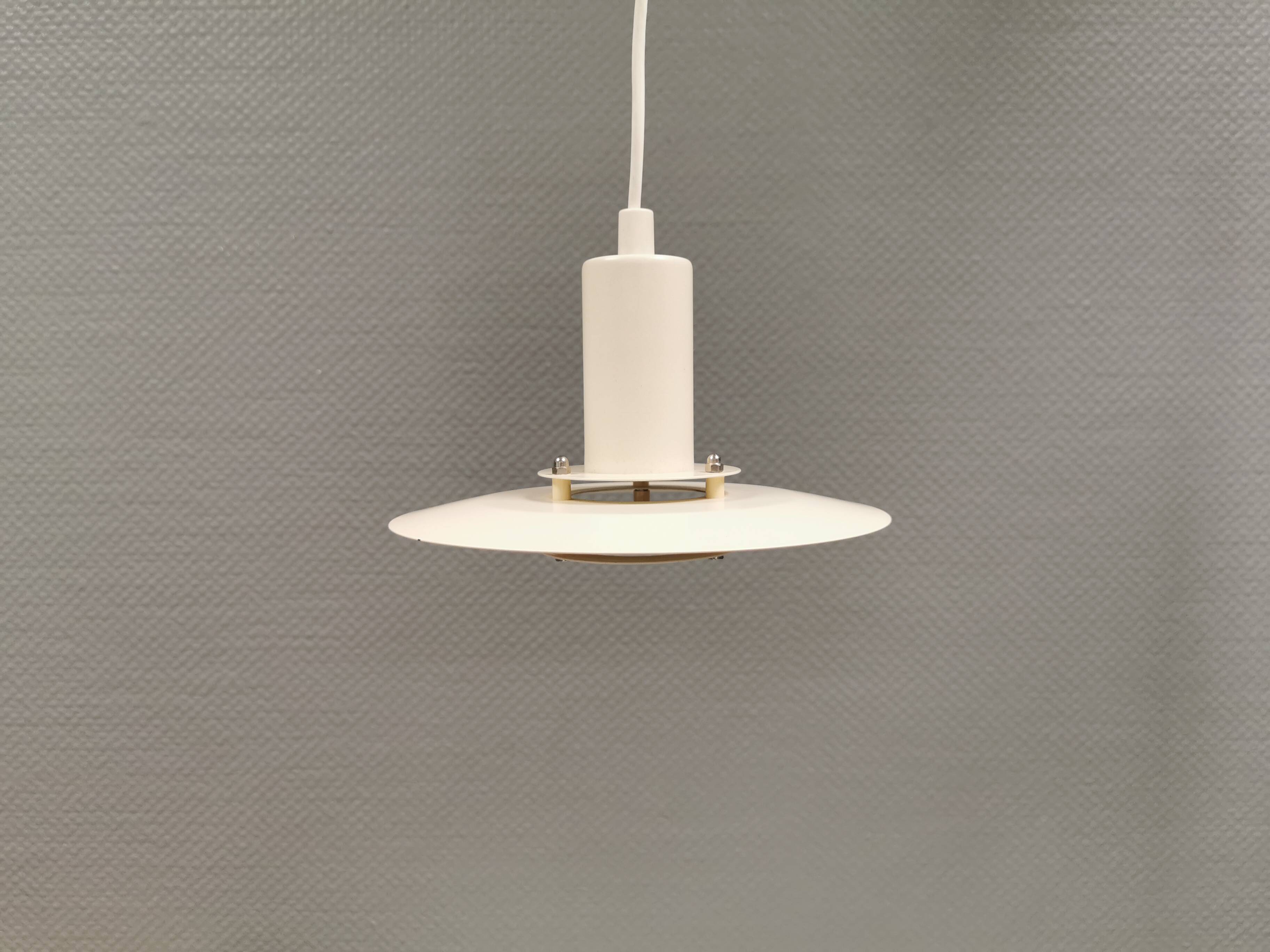 Une lampe suspendue minimaliste blanche de Lyfa Danemark, années 1980.