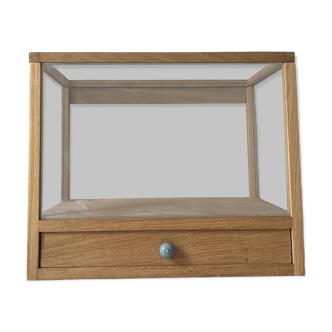 Display cabinet in solid oak and glass