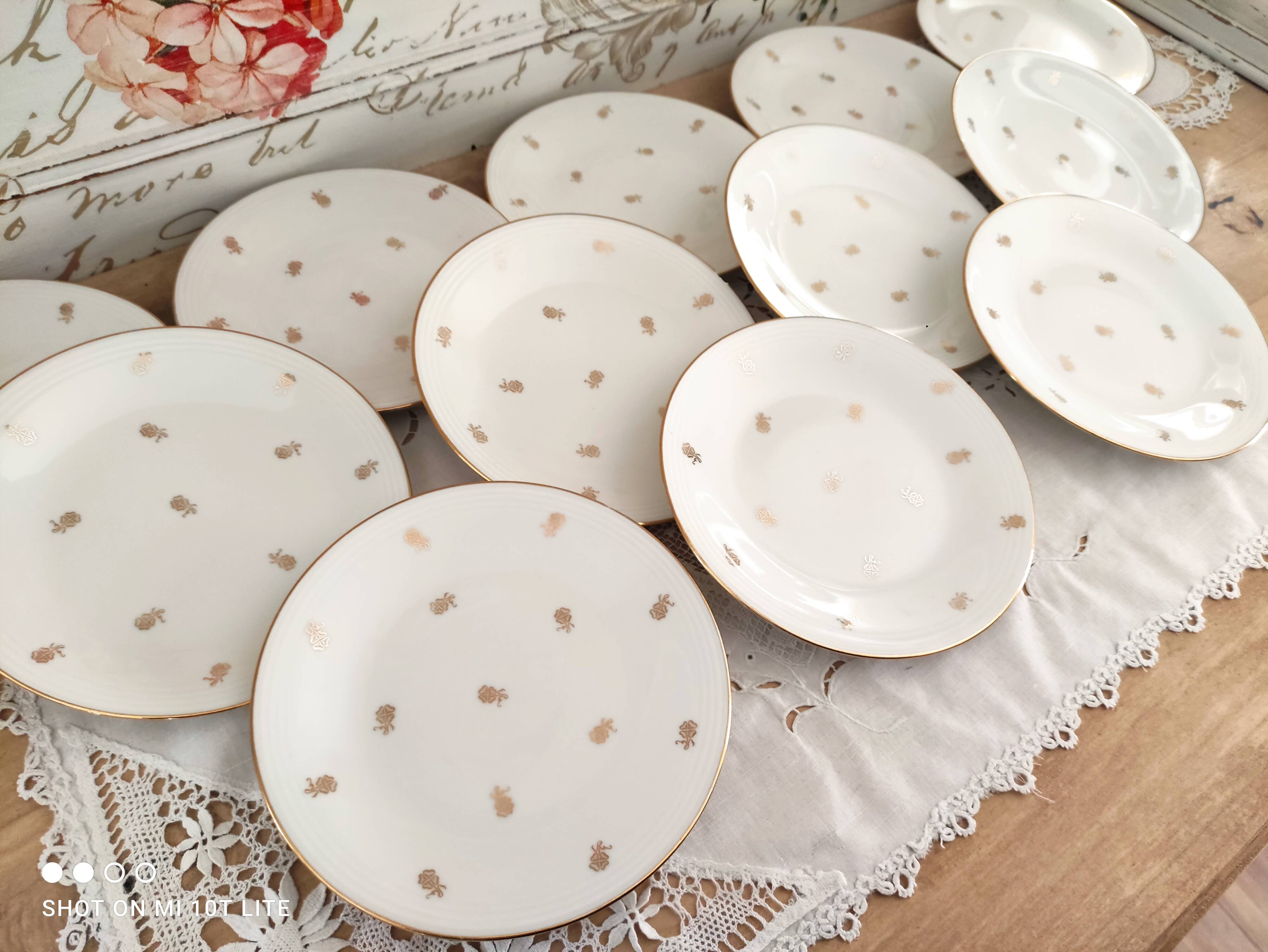 Lot de 12 assiettes à dessert en porcelaine de Limoges décor floral doré