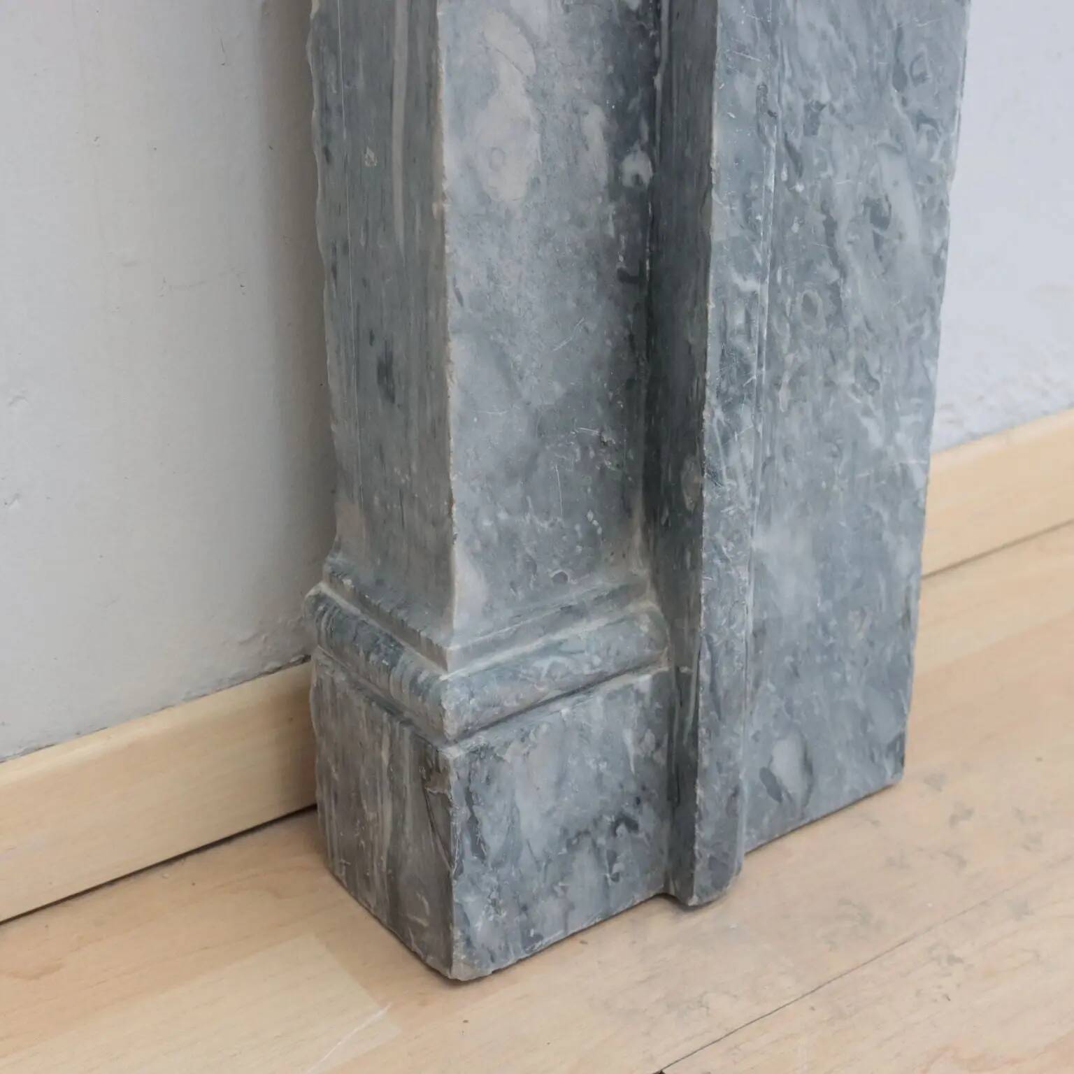 Neoclassical Tuscan fireplace in marble, Italy, 18th century.