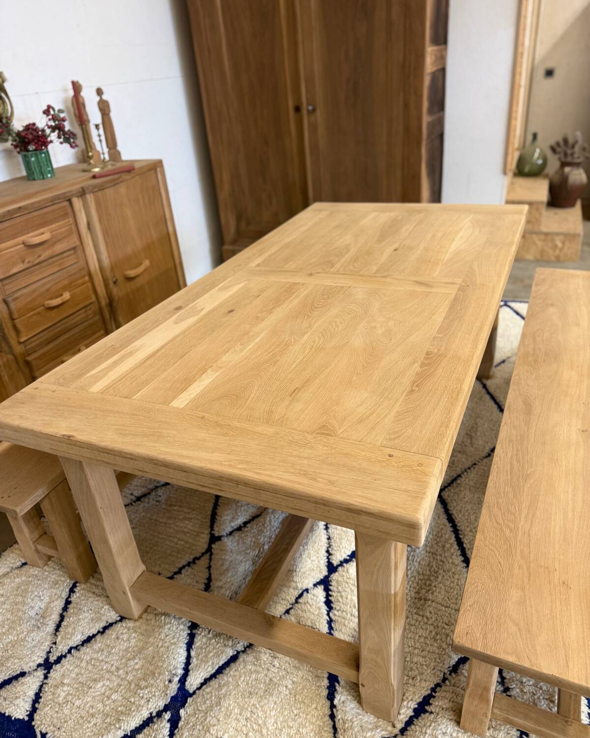 Solid oak extendable farmhouse table with 2 drawers.
