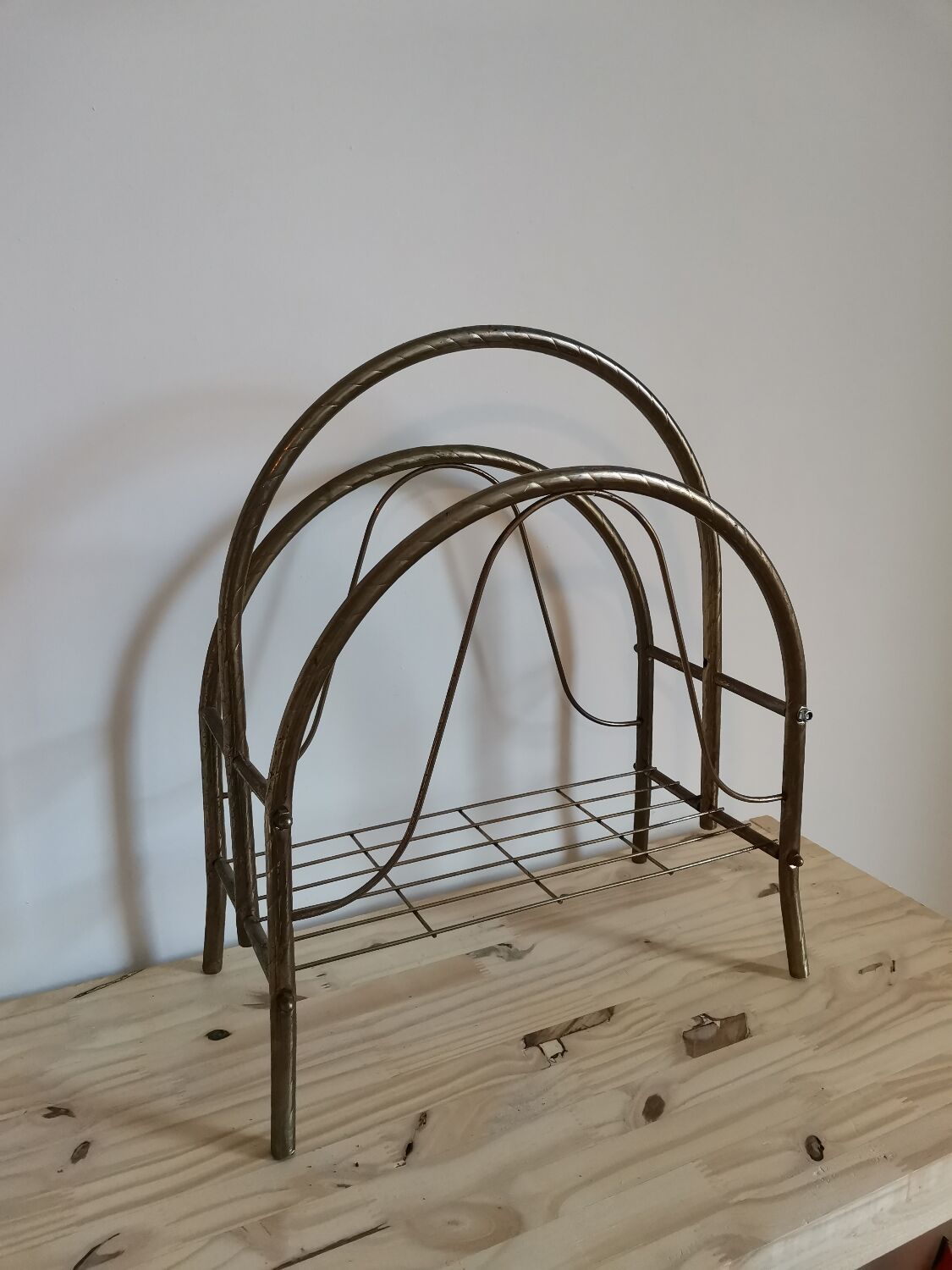 Magazine rack in vintage gold metal