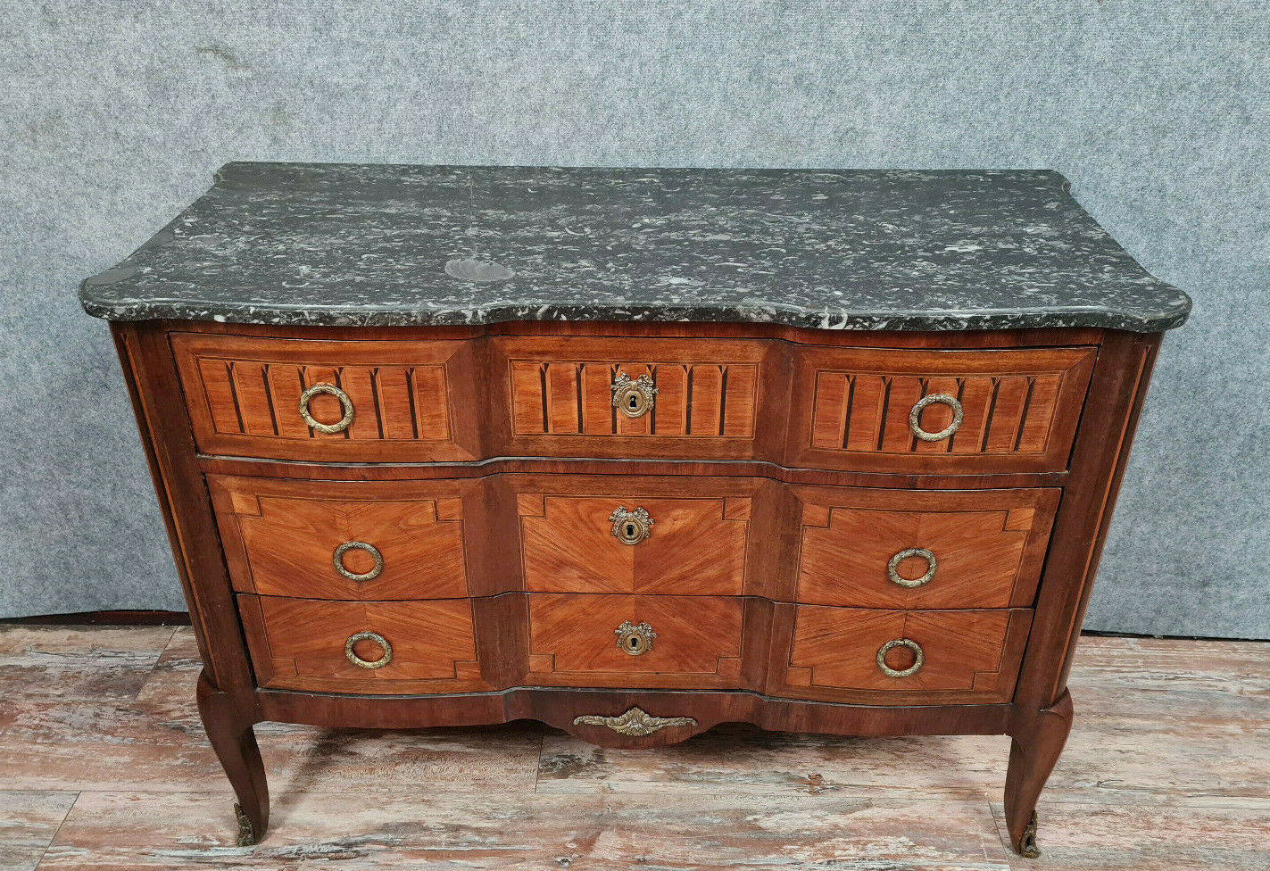 Dresser period Transition to double jump in noble wood marquetry around 1750