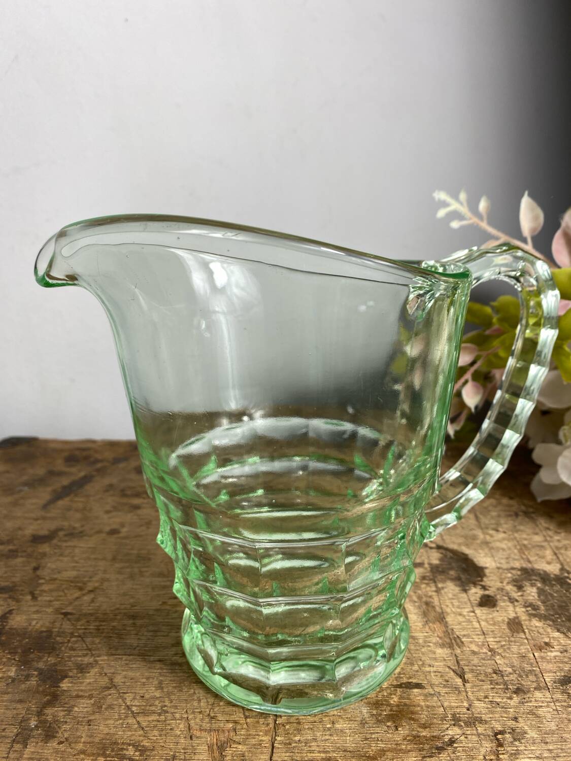 Carafe en ouraline fluorescente