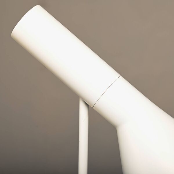 Lampe sur pied blanche AJ d'Arne Jacobsen pour Louis Poulsen, Danemark