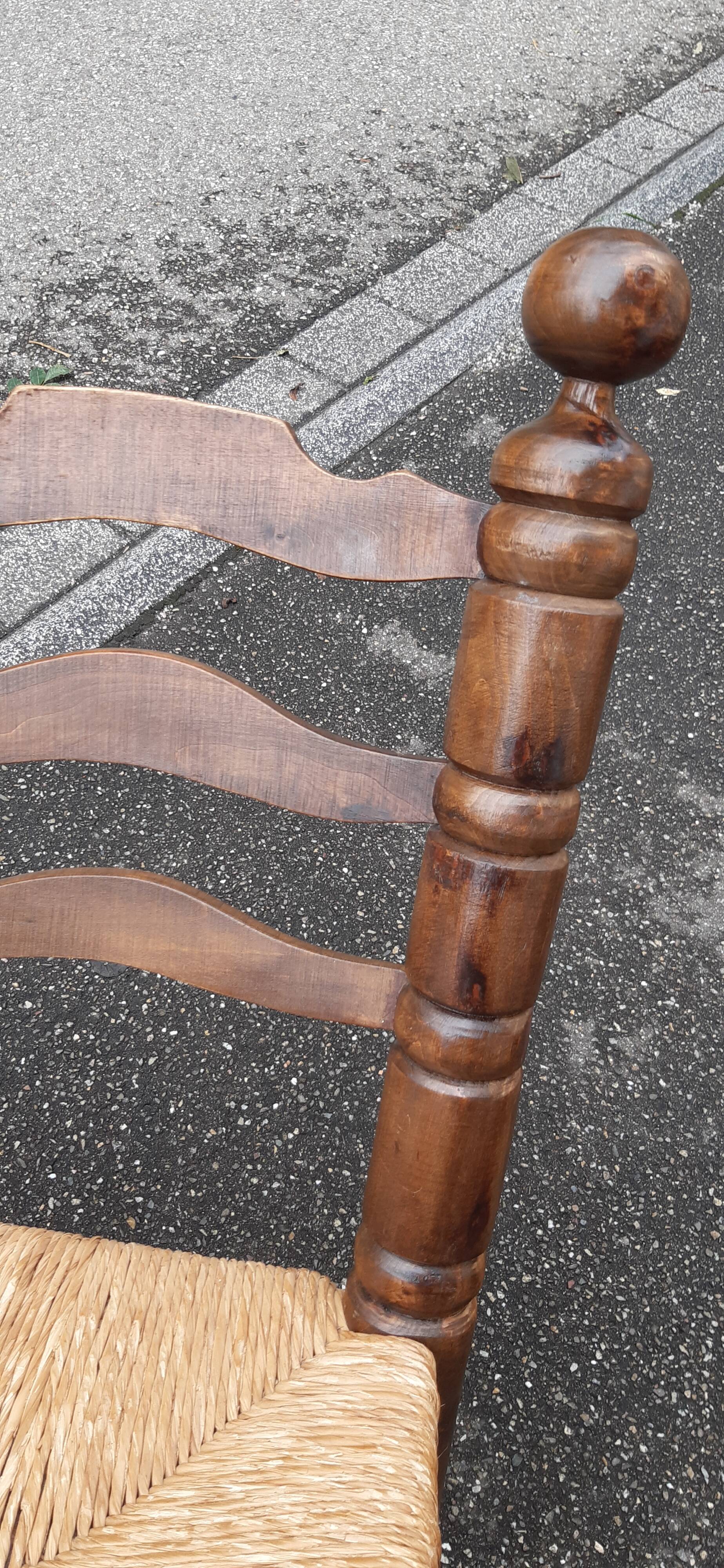 4 chaises brutalistes en bois tourné et paille