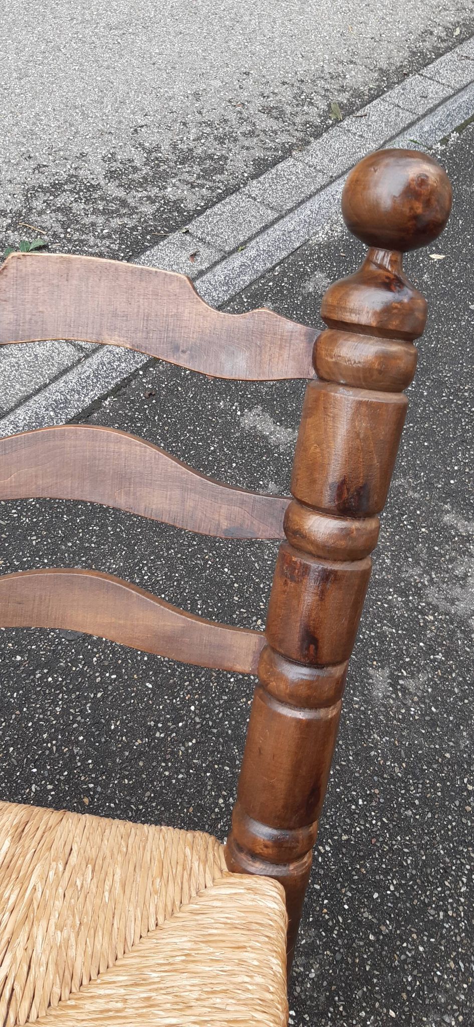 4 chaises brutalistes en bois tourné et paille