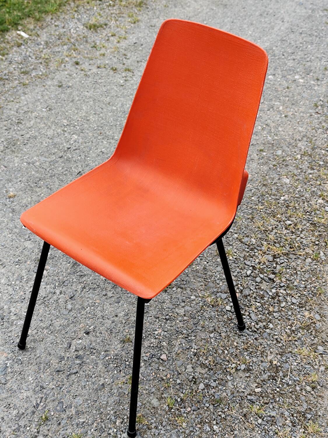 Pair of Fantasia Grosfillex shell chairs