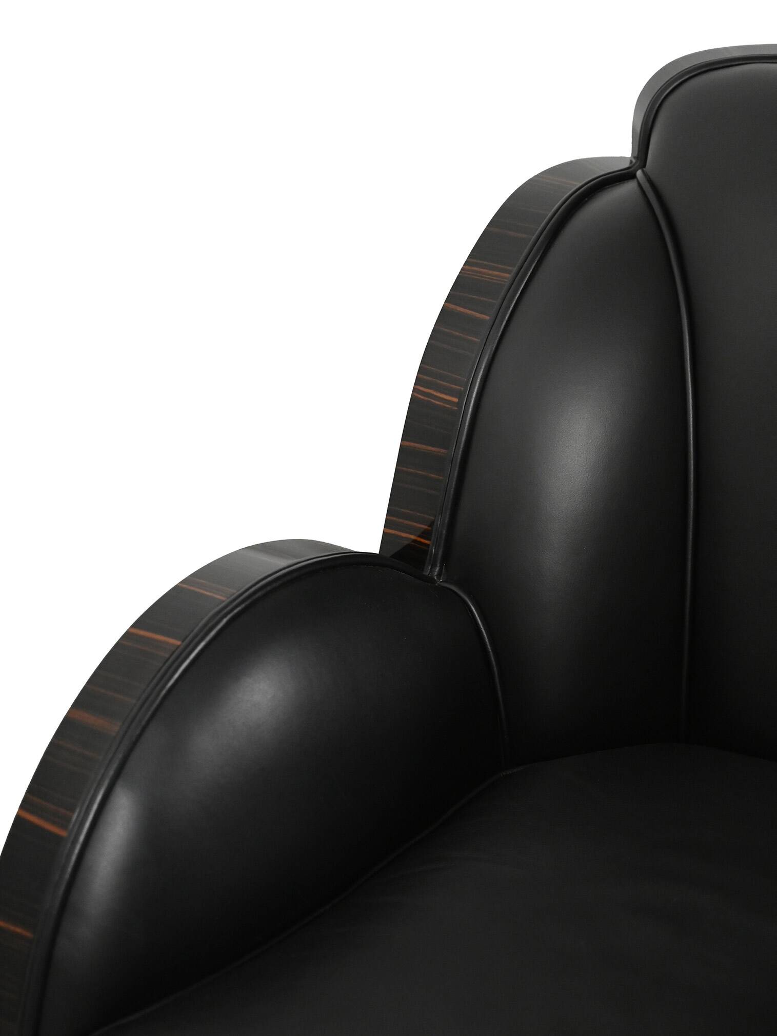 Une paire de fauteuils de style Art Déco scandinave.