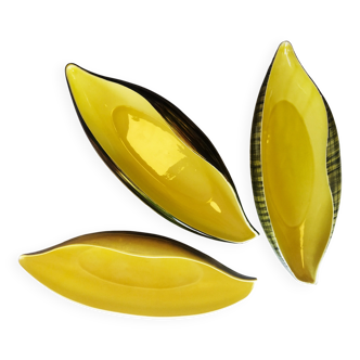 Set of three 1950s paddle cups