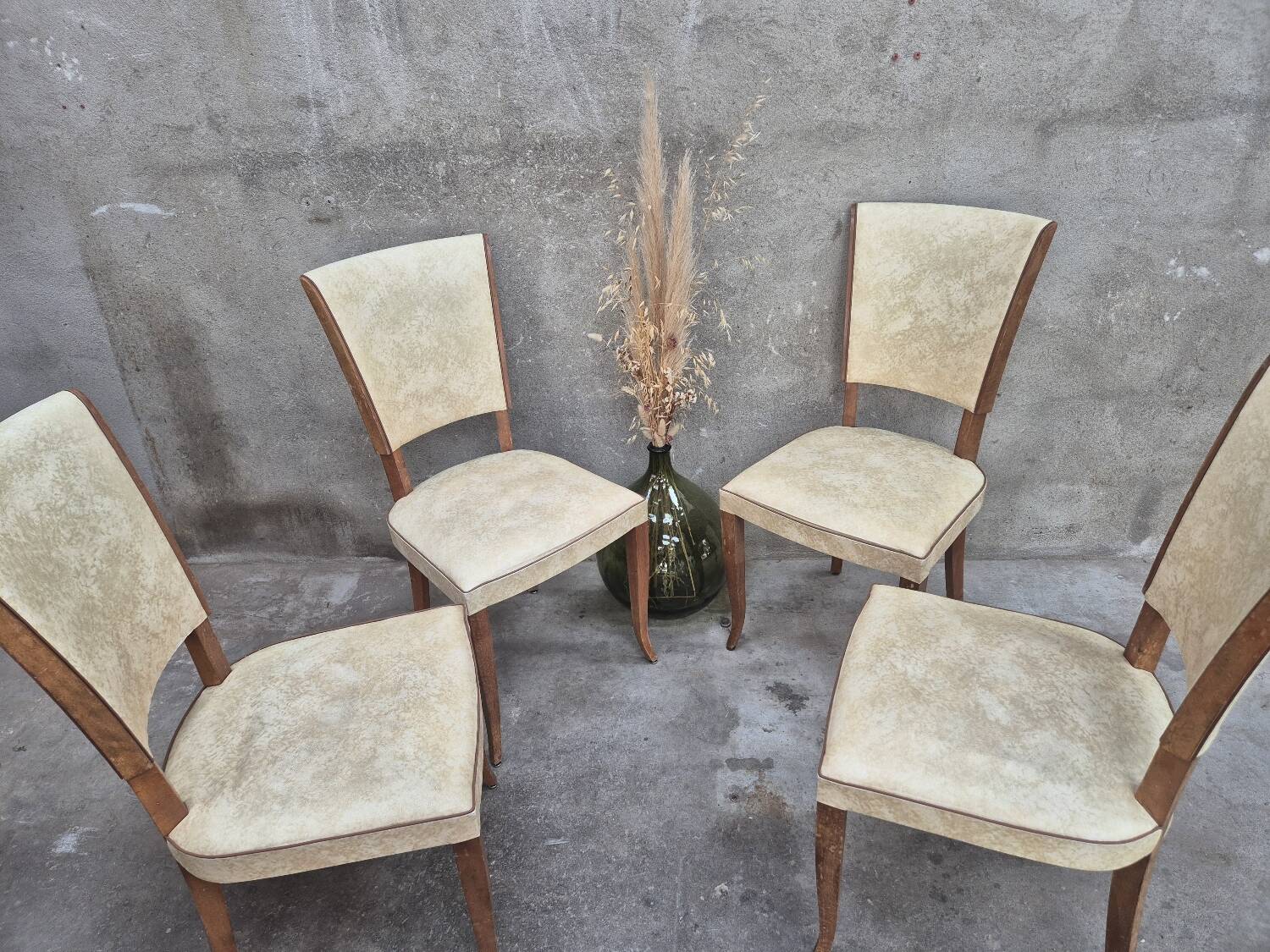 Lot de quatre chaises vintage