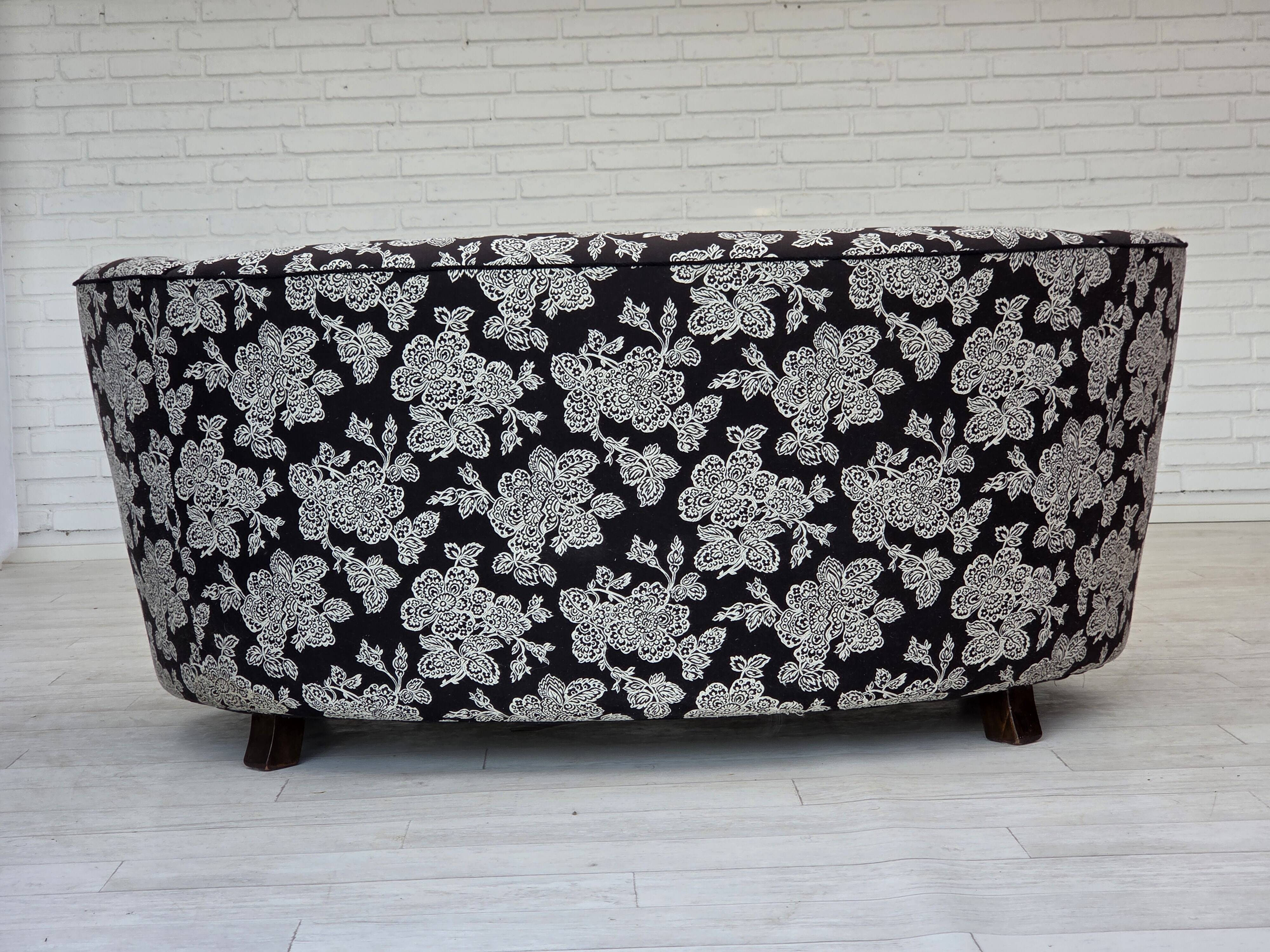 Canapé danois 2 places "Banan" des années 1960, tissu noir-blanc, bois de hêtre.