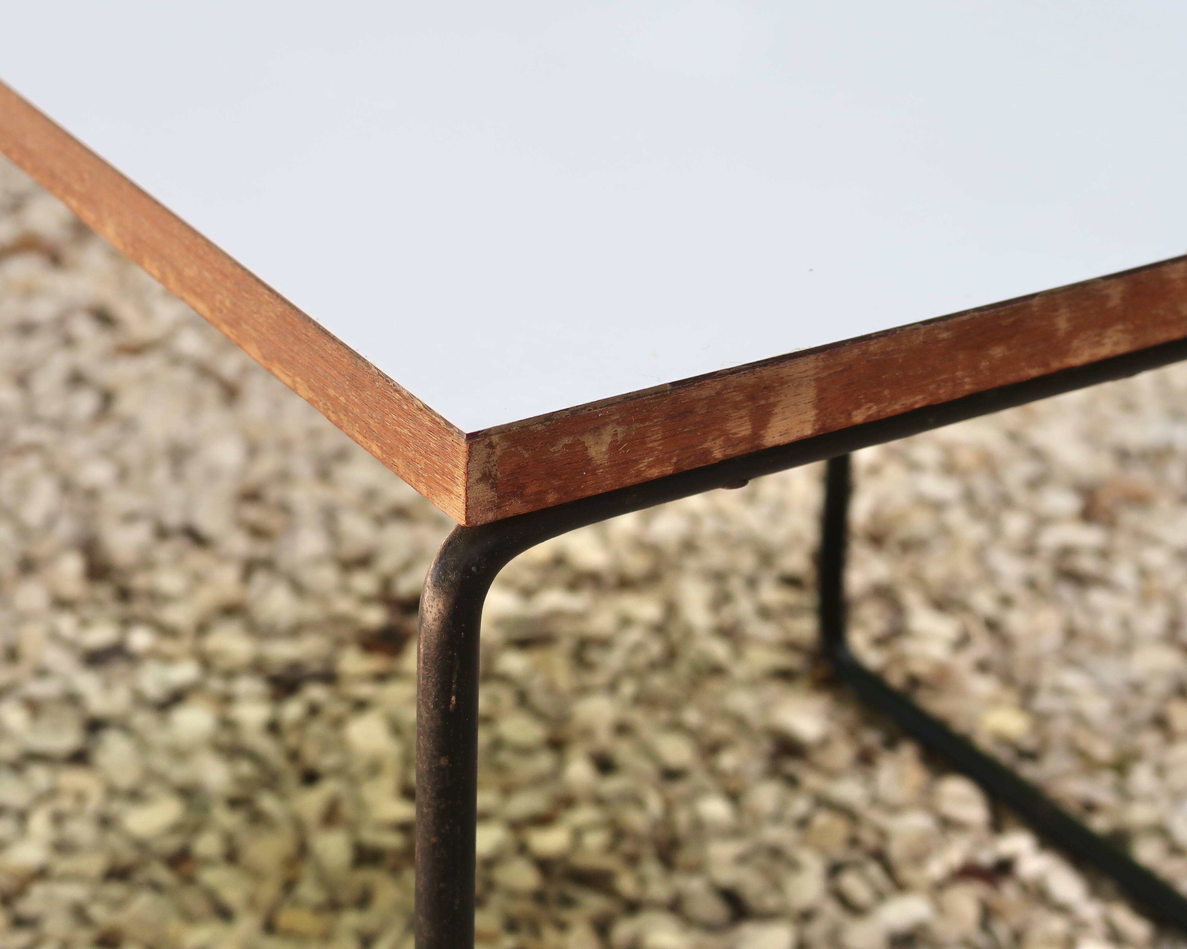 Table basse volante blanche de Pierre Guariche pour Steiner, années 50