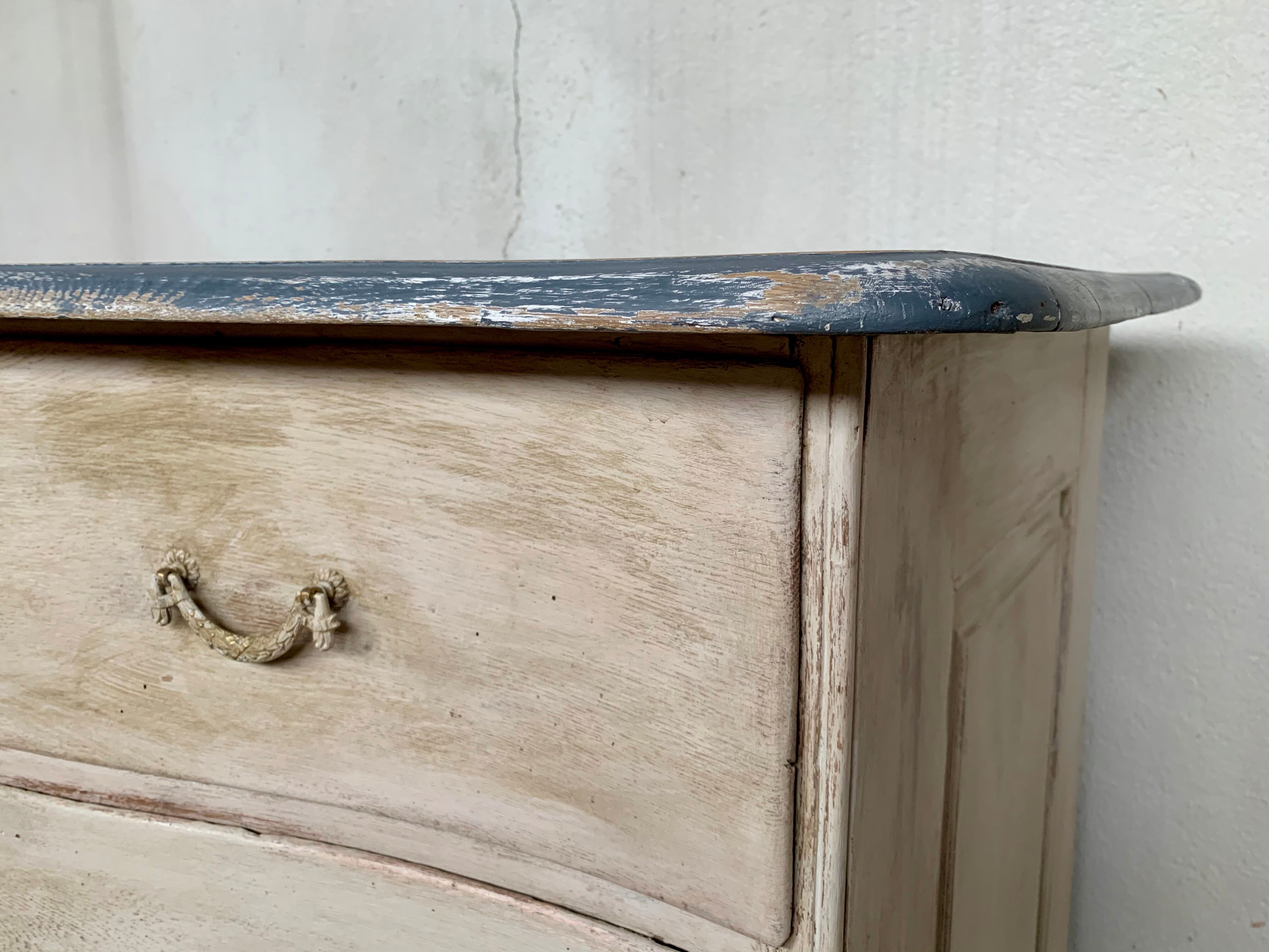 Curved chest of drawers in fine oak XVlllème