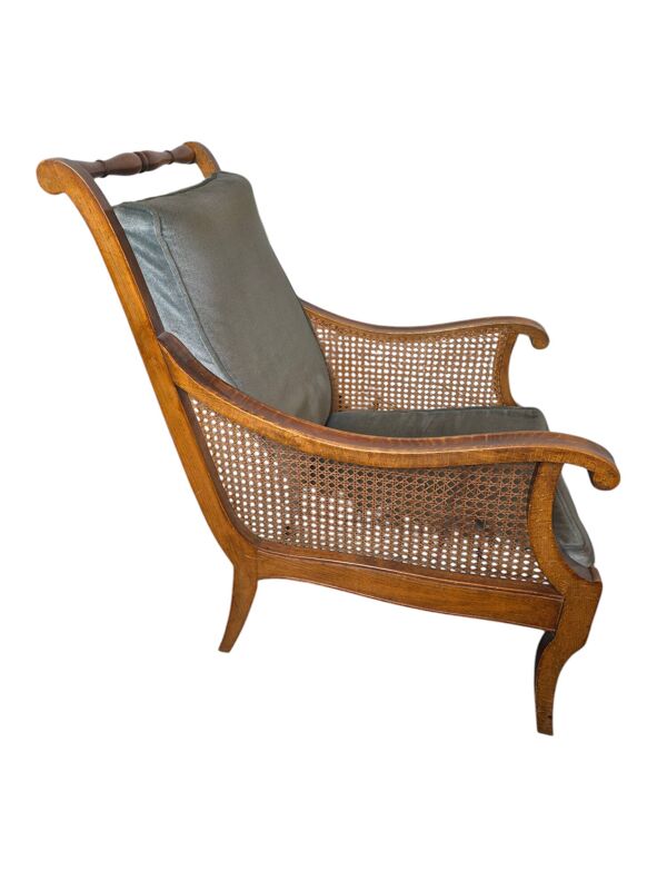 Fauteuil bergère style Régence en bois, tissu et cannage
