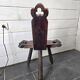 Chaise tripode espagnole vintage en bois sculpté