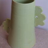 Vase abstrait en céramique fait main à anses asymétriques vert pomme