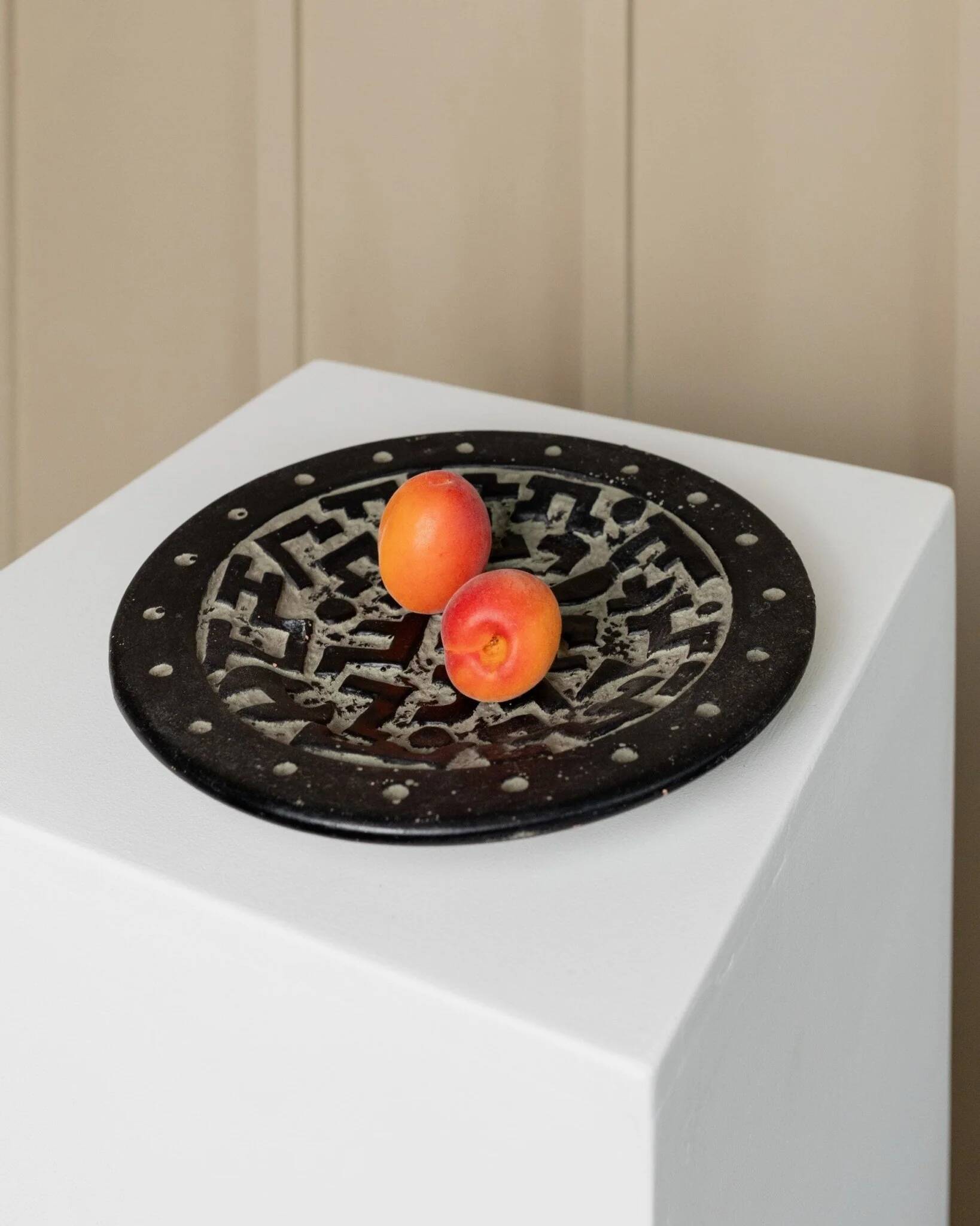 Black ceramic plate with beige geometric relief - 1970s Italian mid-century design