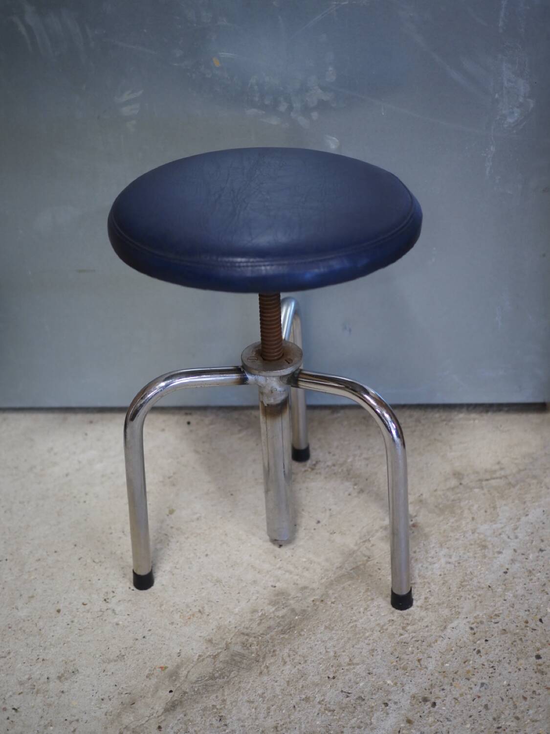 Tripod screw workshop stool in chromed metal and blue skai