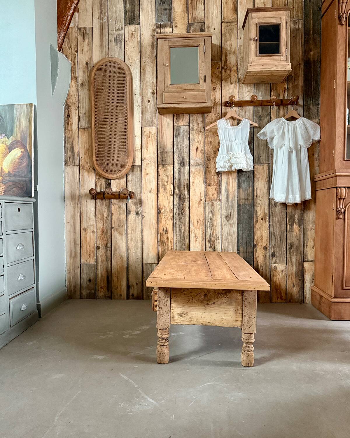 Farmhouse coffee table with turned legs (refurbished)