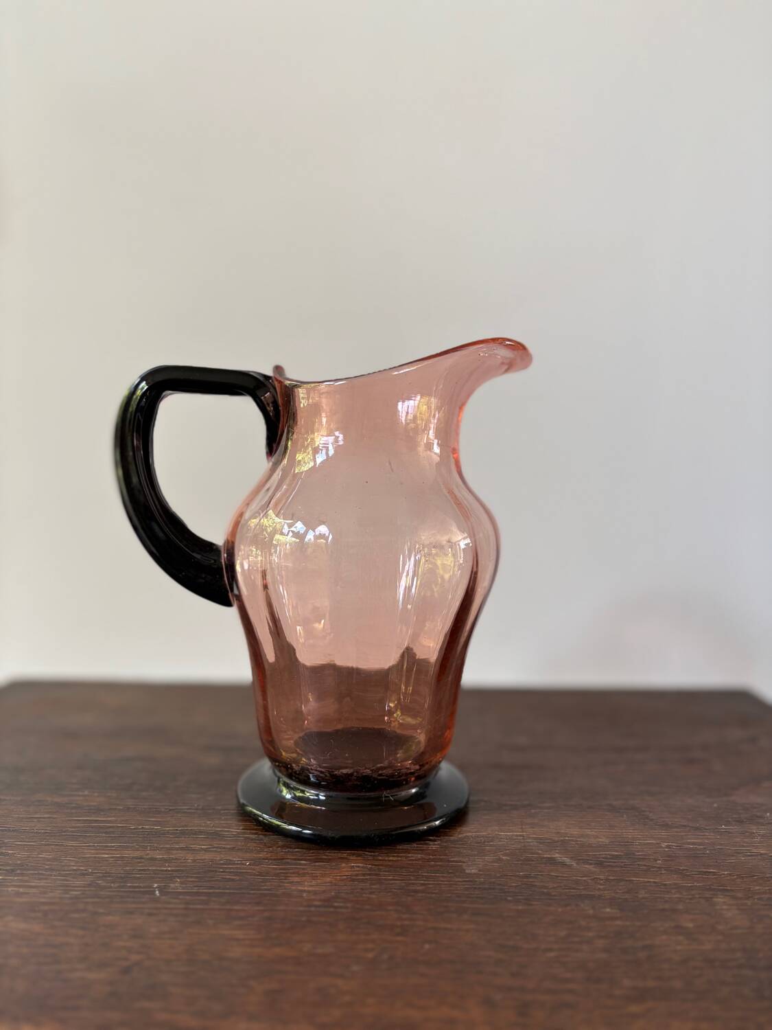 Pichet Art déco en verre rose et noir, années 20-30