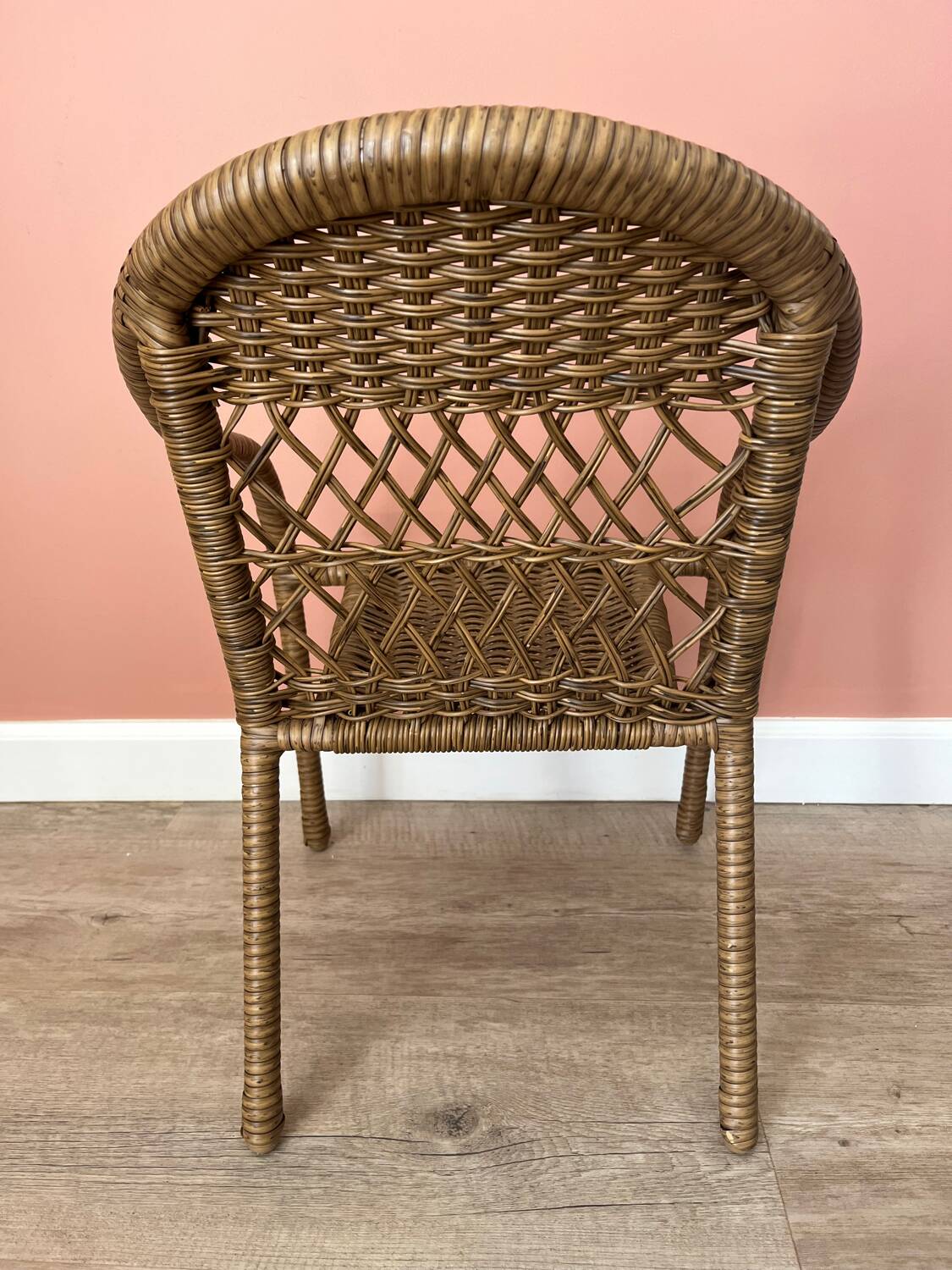 Small children's chair in beige scoubidou.
