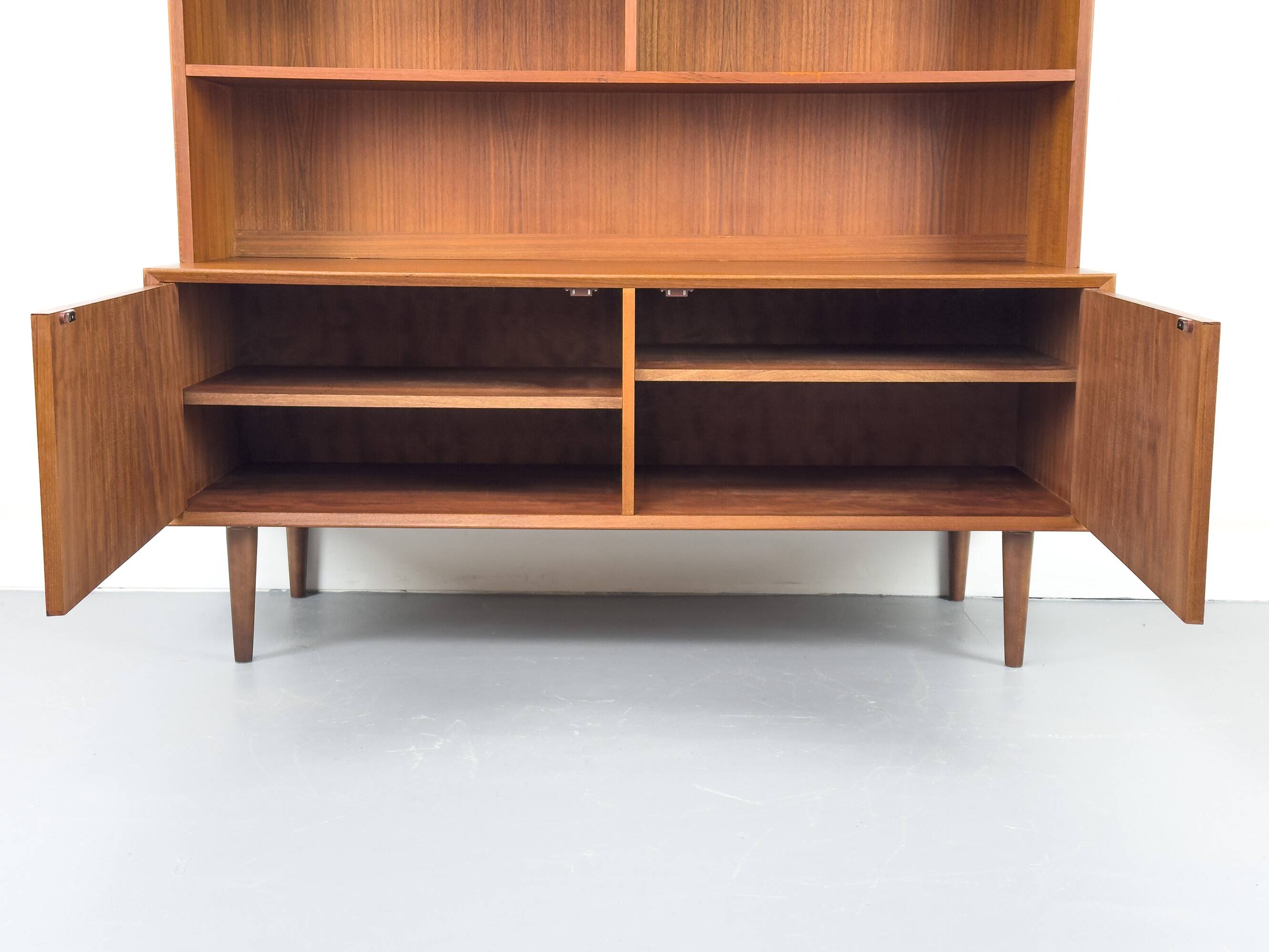 Buffet en teck avec étagère par Brouer Møbler, années 1960.