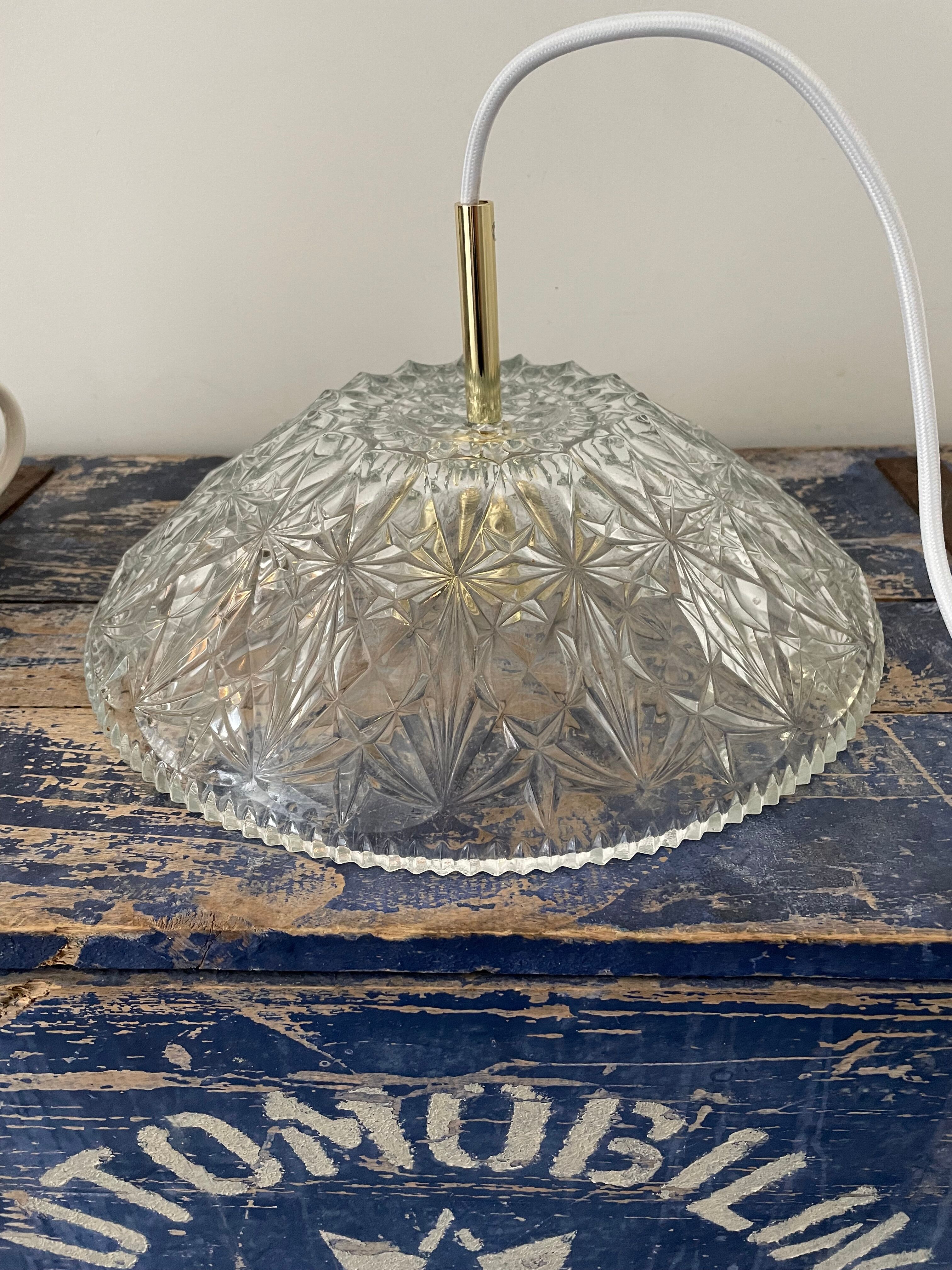 Vintage suspension in chiseled glass