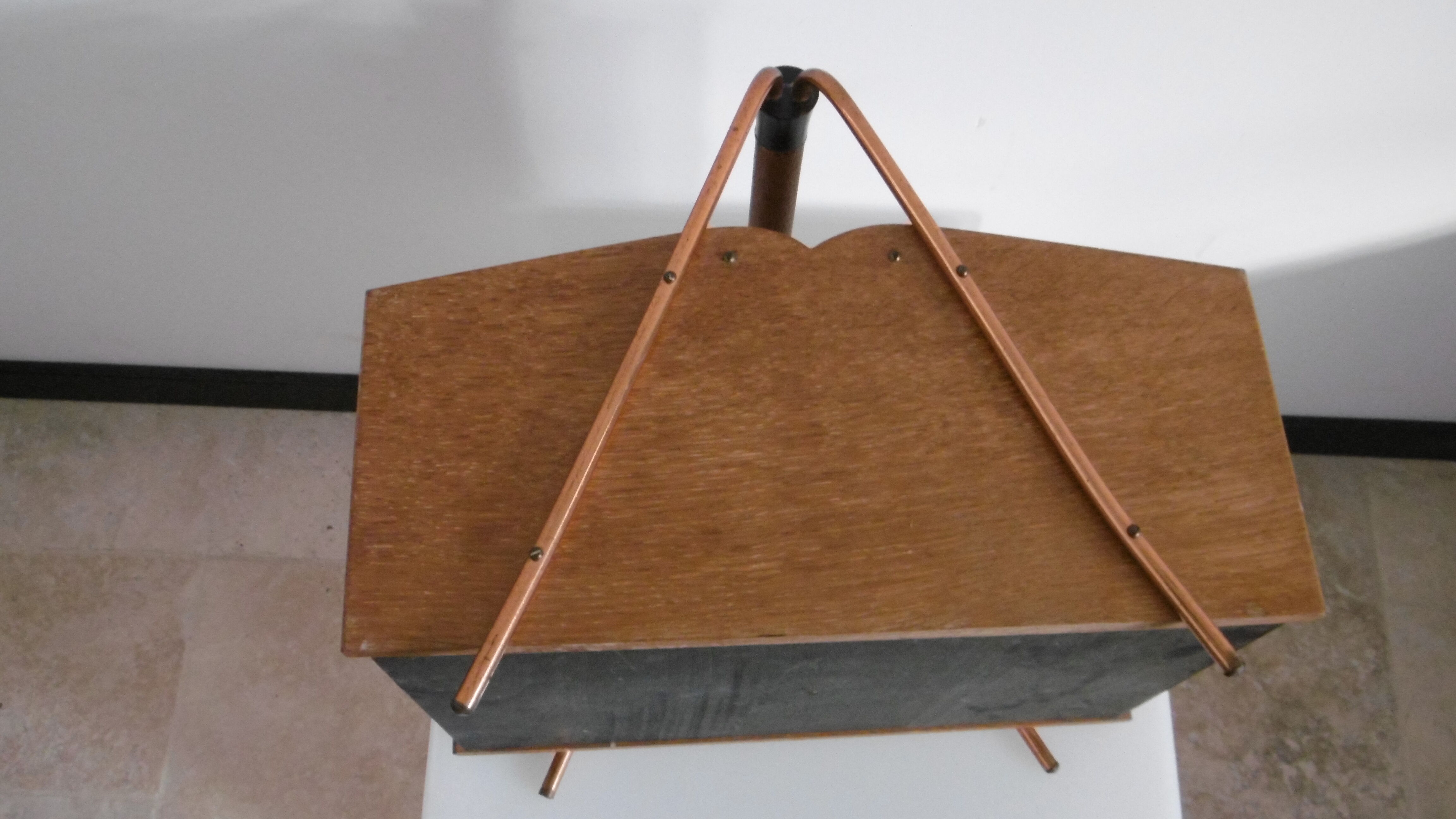 Two-color wood seamstress