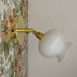 Applique globe vintage en opaline blanche